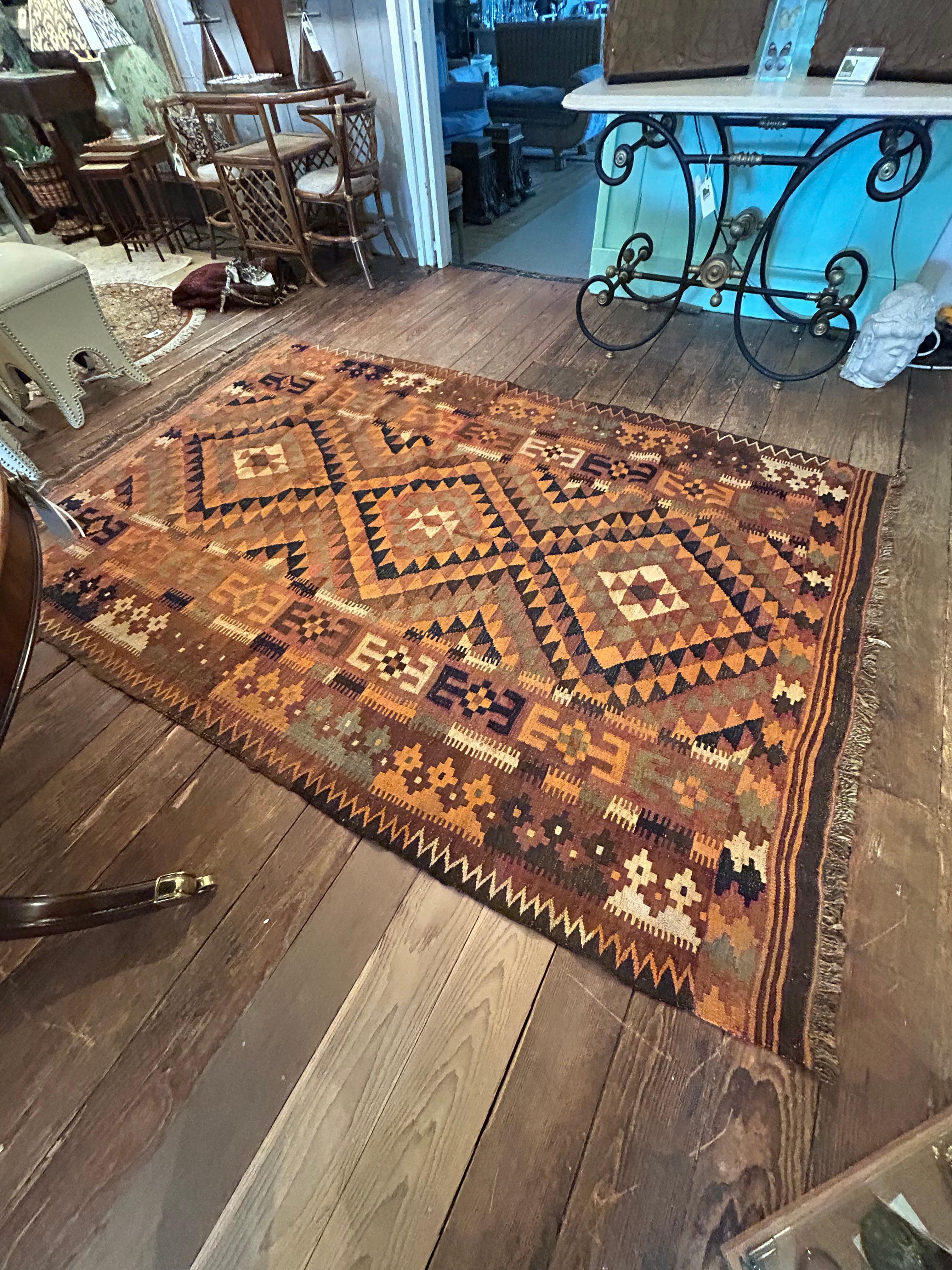 Auffälliger türkischer Vintage-Kilim-Teppich in Orangen- und Brauntönen im Zustand „Gut“ im Angebot in Hopewell, NJ