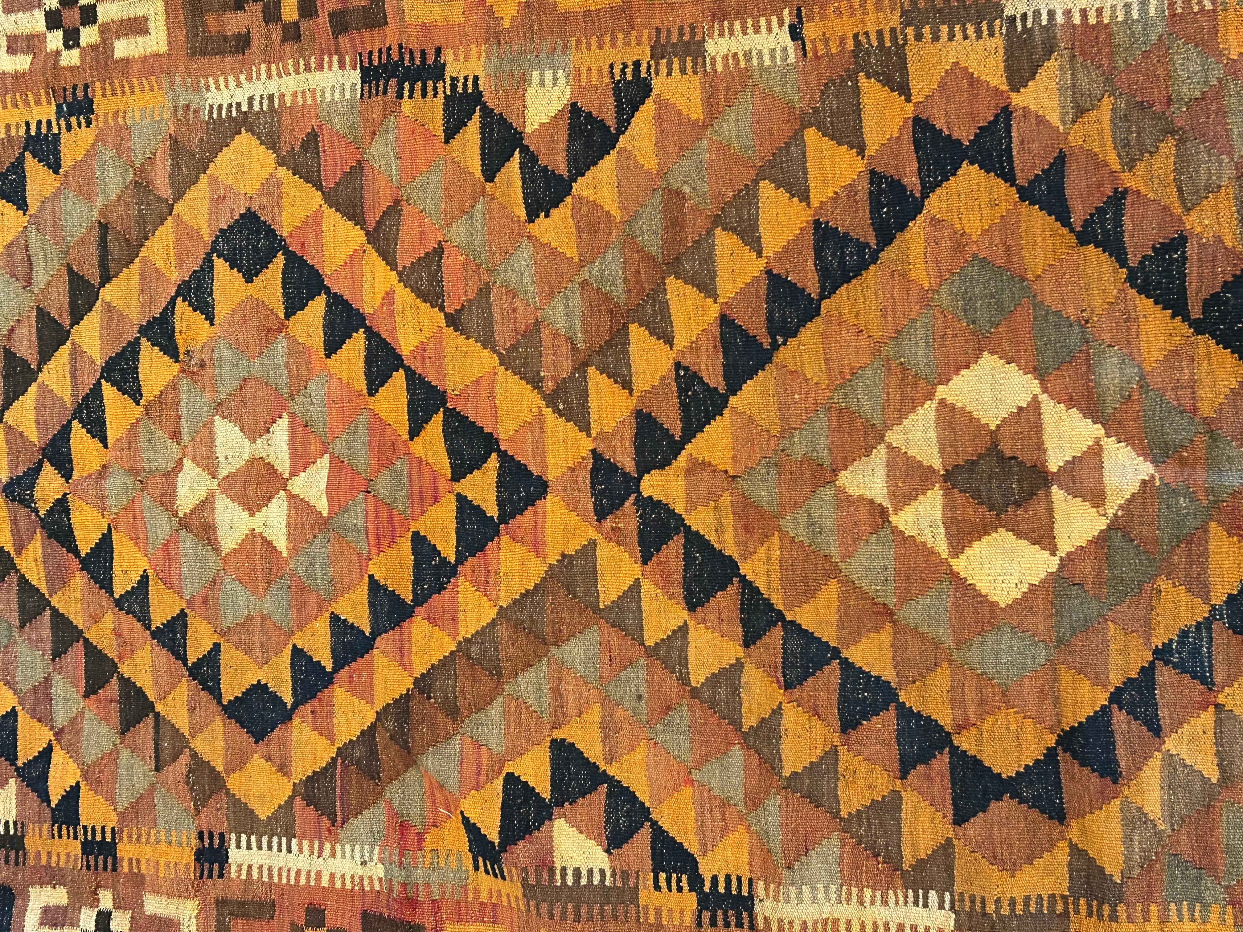 Auffälliger türkischer Vintage-Kilim-Teppich in Orangen- und Brauntönen (Ende des 20. Jahrhunderts) im Angebot
