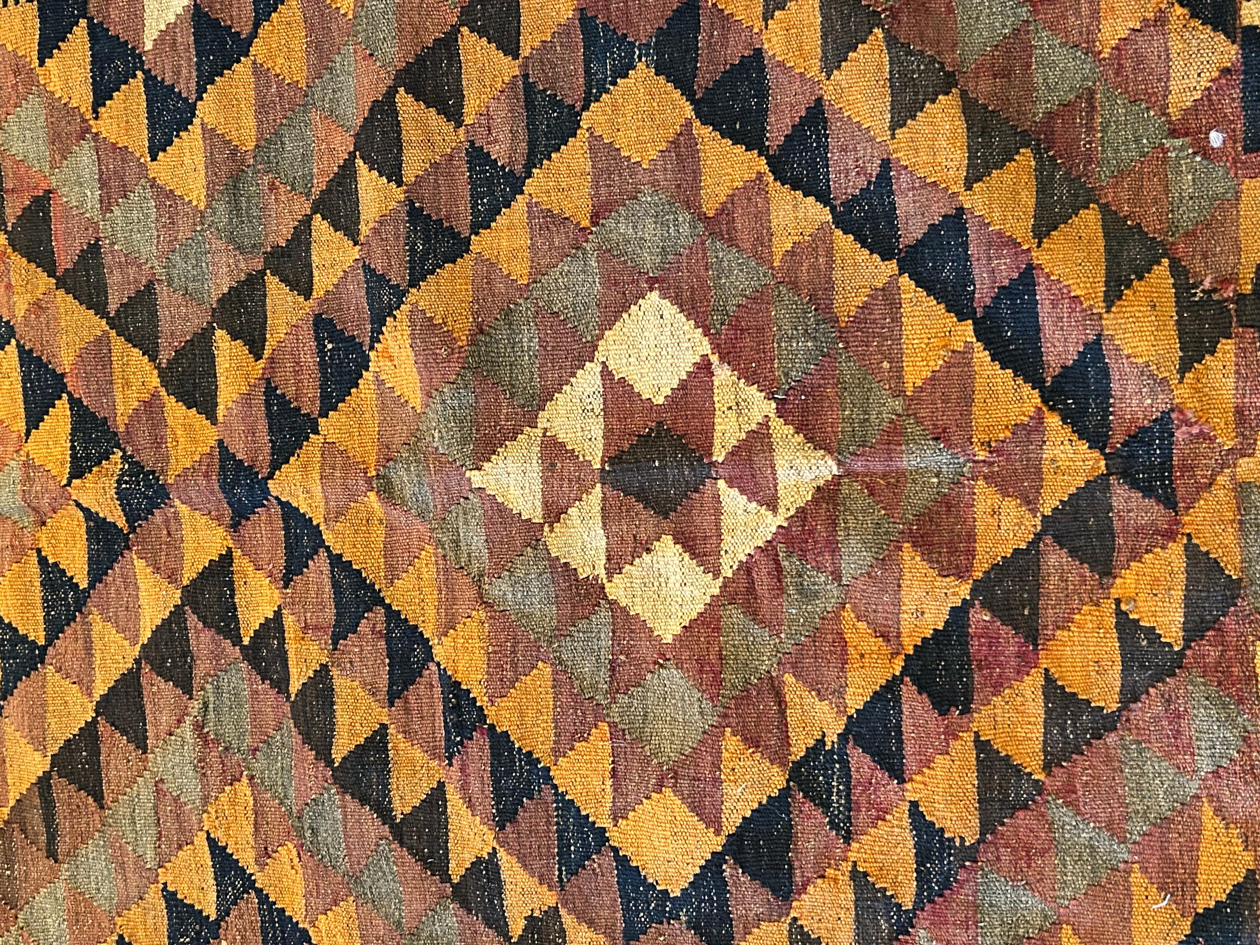 Auffälliger türkischer Vintage-Kilim-Teppich in Orangen- und Brauntönen (Wolle) im Angebot