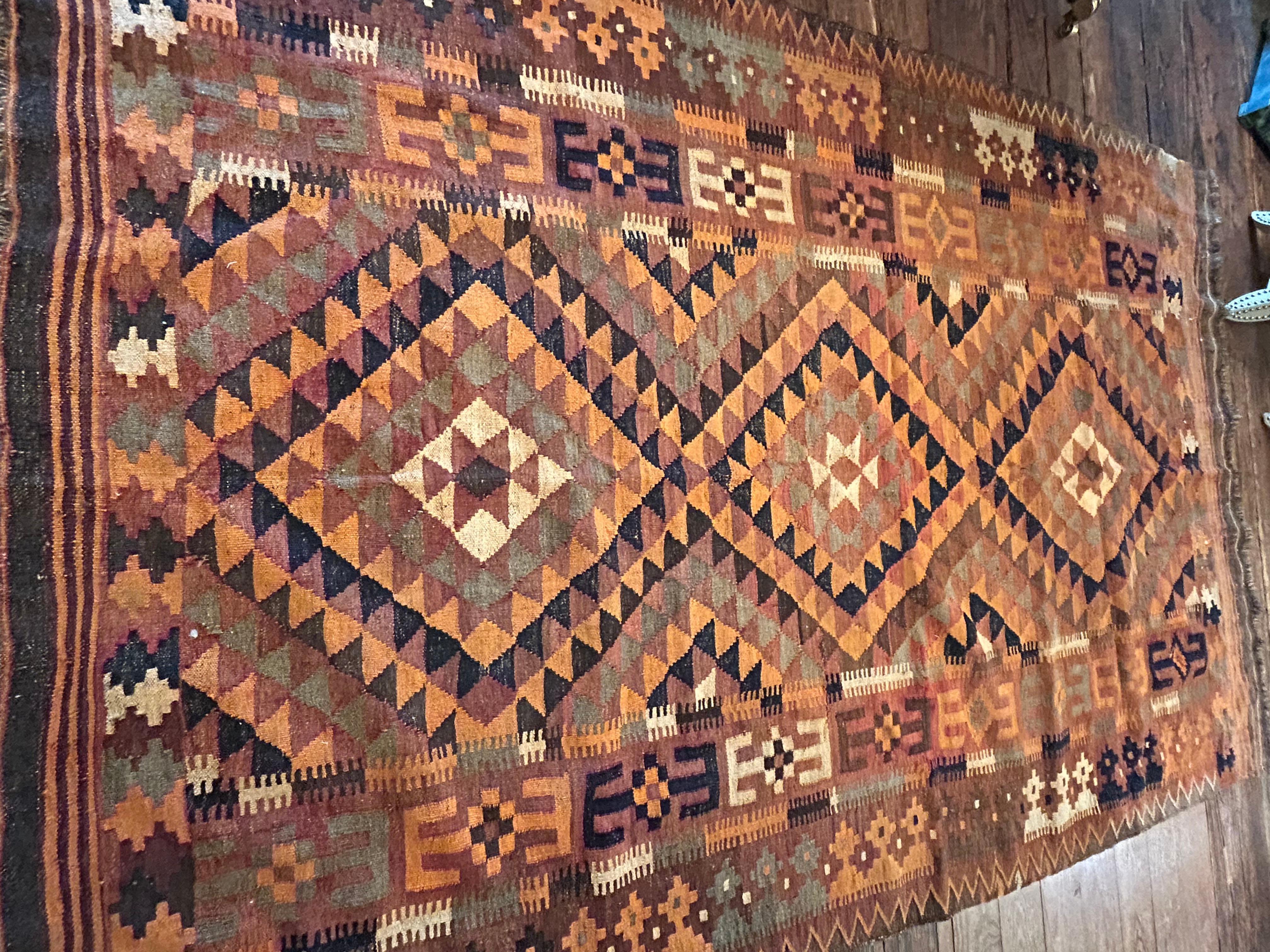 Auffälliger türkischer Vintage-Kilim-Teppich in Orangen- und Brauntönen im Angebot 1