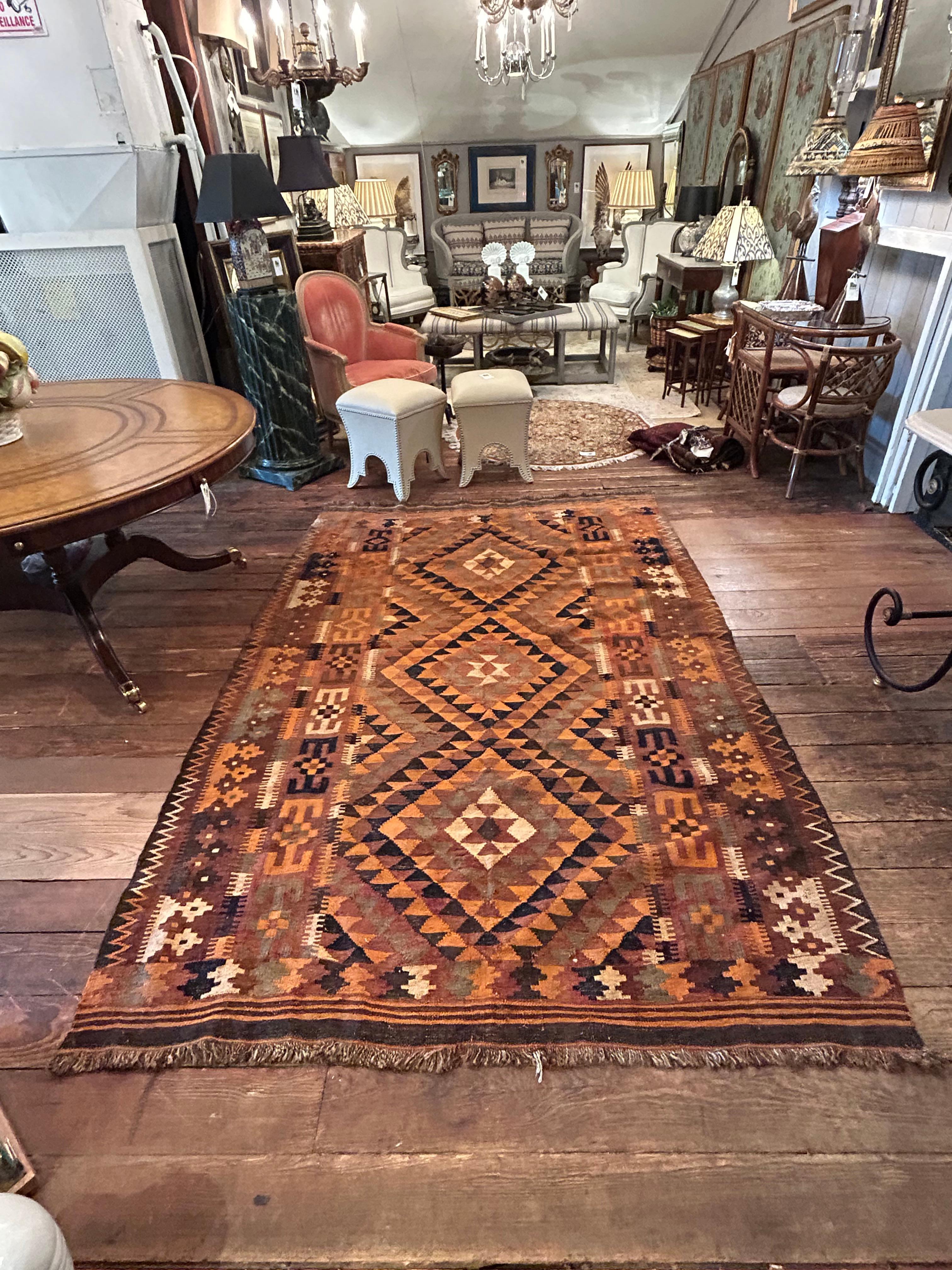 Auffälliger türkischer Vintage-Kilim-Teppich in Orangen- und Brauntönen im Angebot 2
