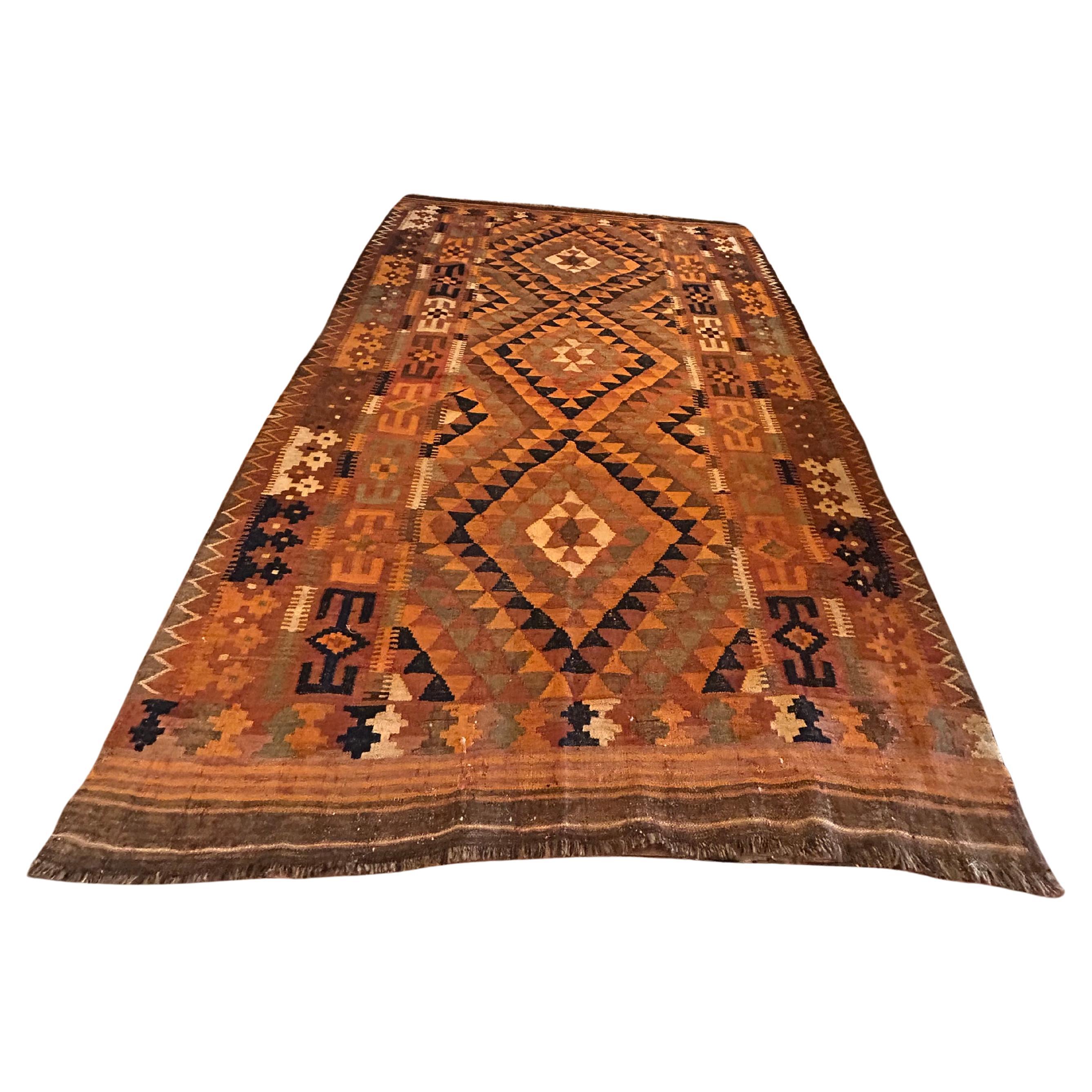 Auffälliger türkischer Vintage-Kilim-Teppich in Orangen- und Brauntönen