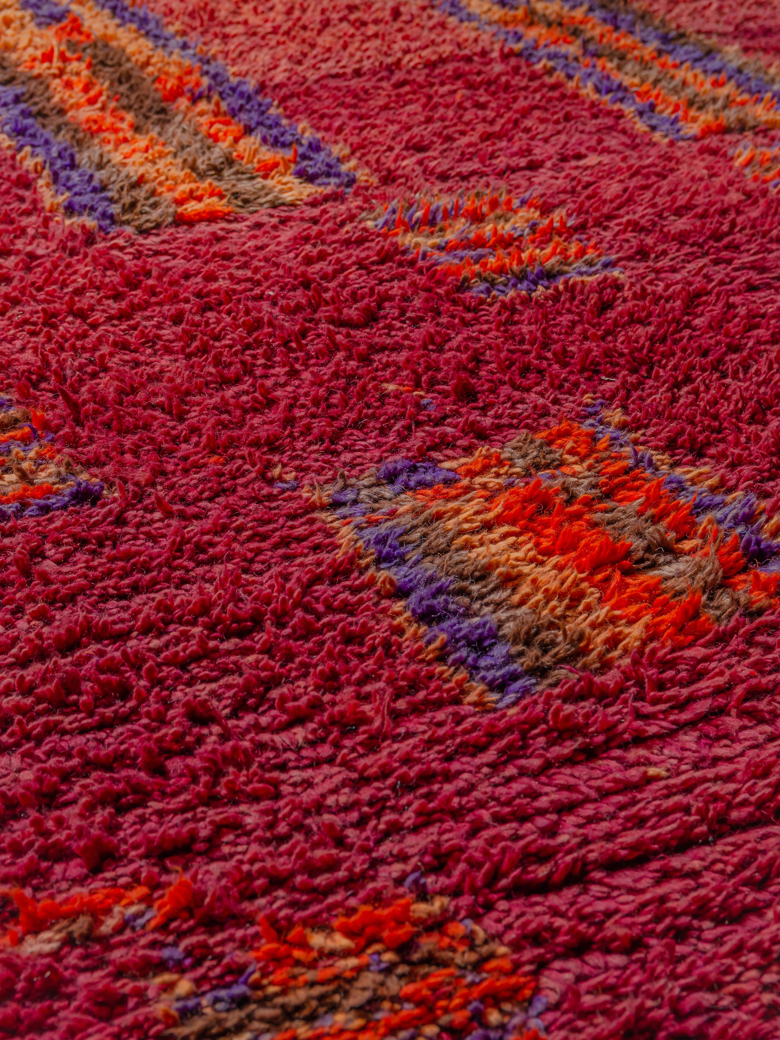 Tribale Raro tappeto marocchino d'epoca Rehamna Modernista Curtated By Breuckelen Berber in vendita