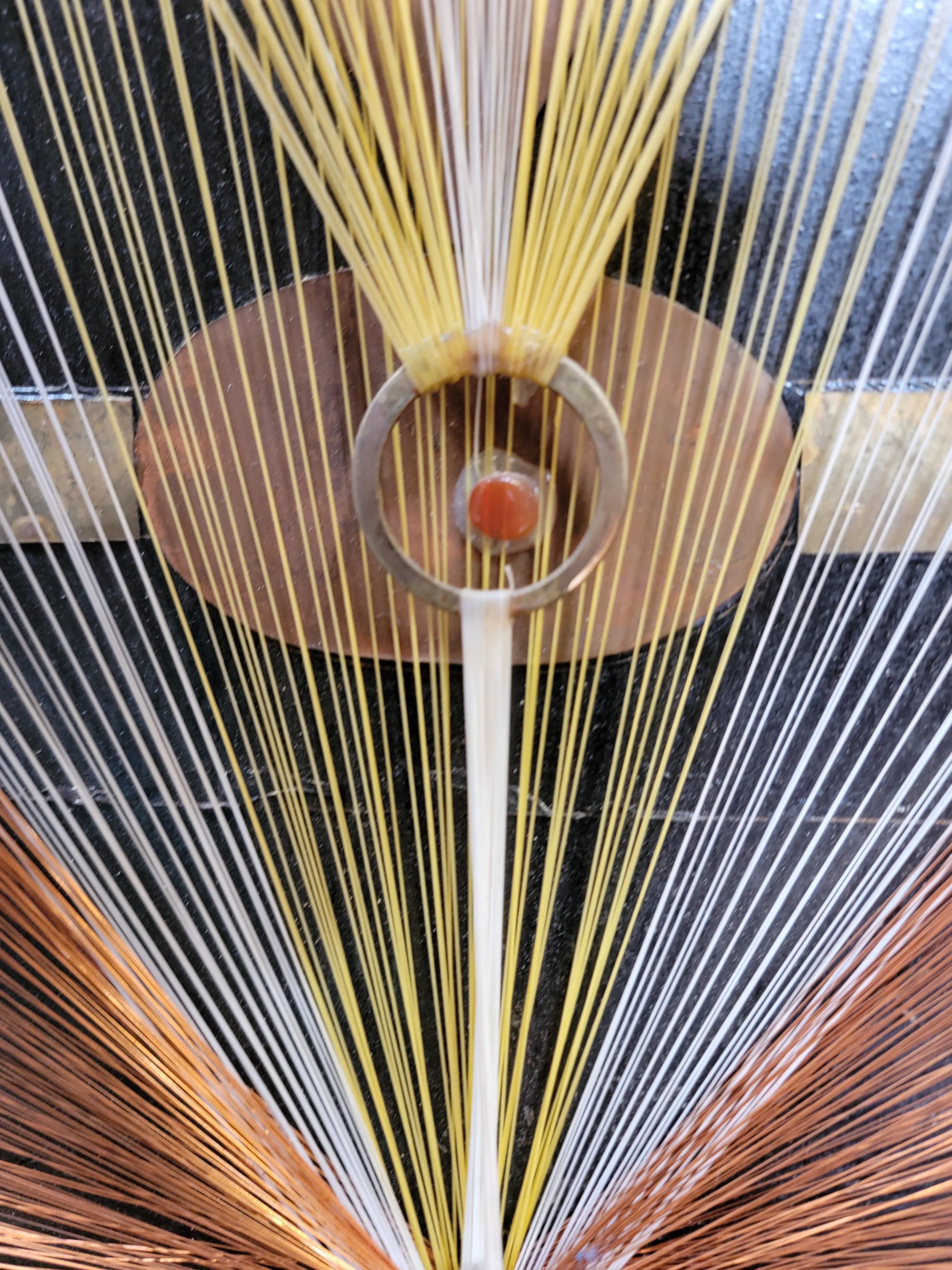 Ich habe schon oft Schnurkunst aus den 1970er Jahren aus Angelschnur gesehen. Aber ich habe nur Kupfer- und Messingdraht gesehen, als ich auf zwei dieser erstaunlichen Beispiele stieß. Aufwendig gearbeiteter Kupfer- und Messingdraht in einem
