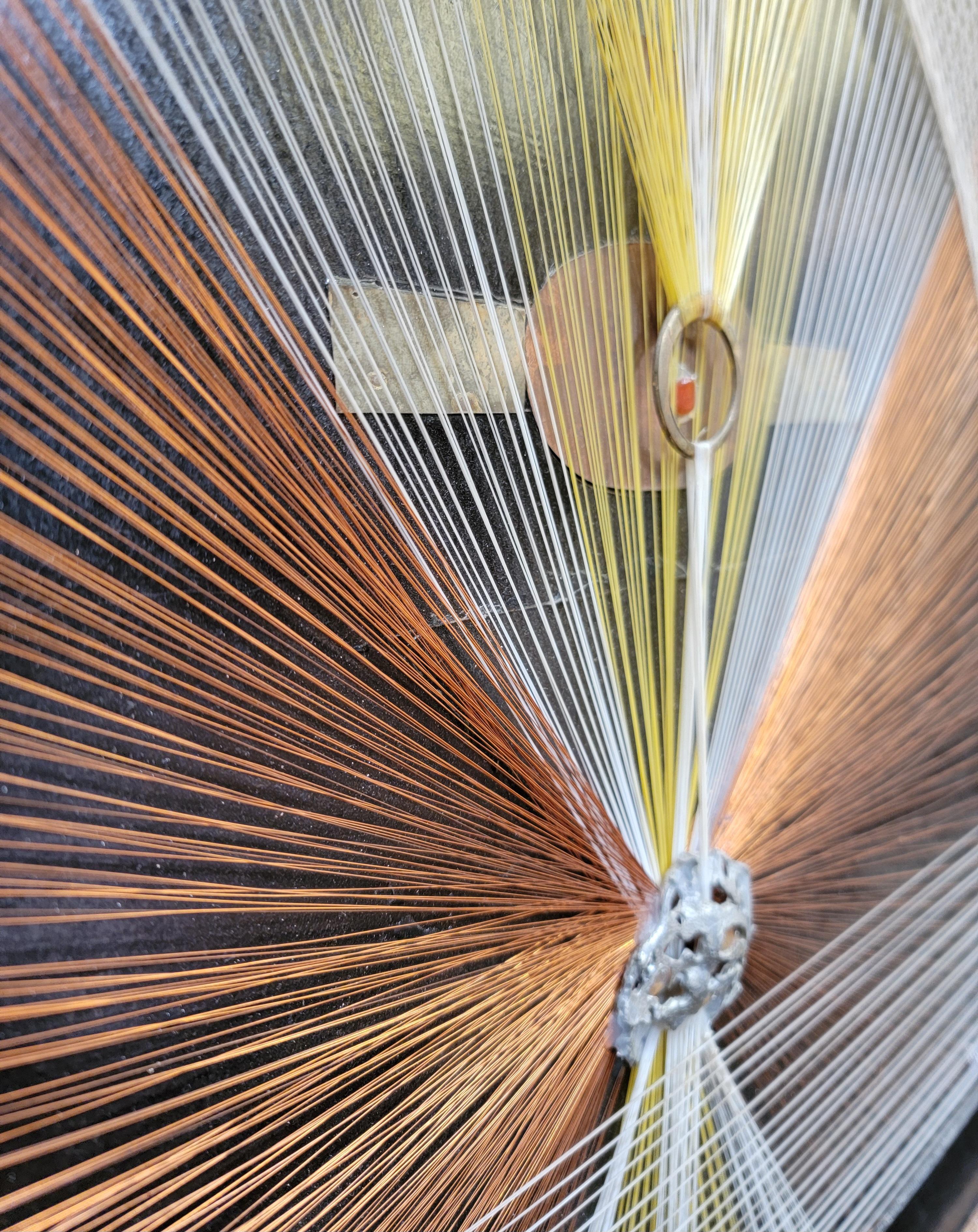 String Art Wanddekoration aus Kupfer und Messing, signiert (Moderne der Mitte des Jahrhunderts) im Angebot