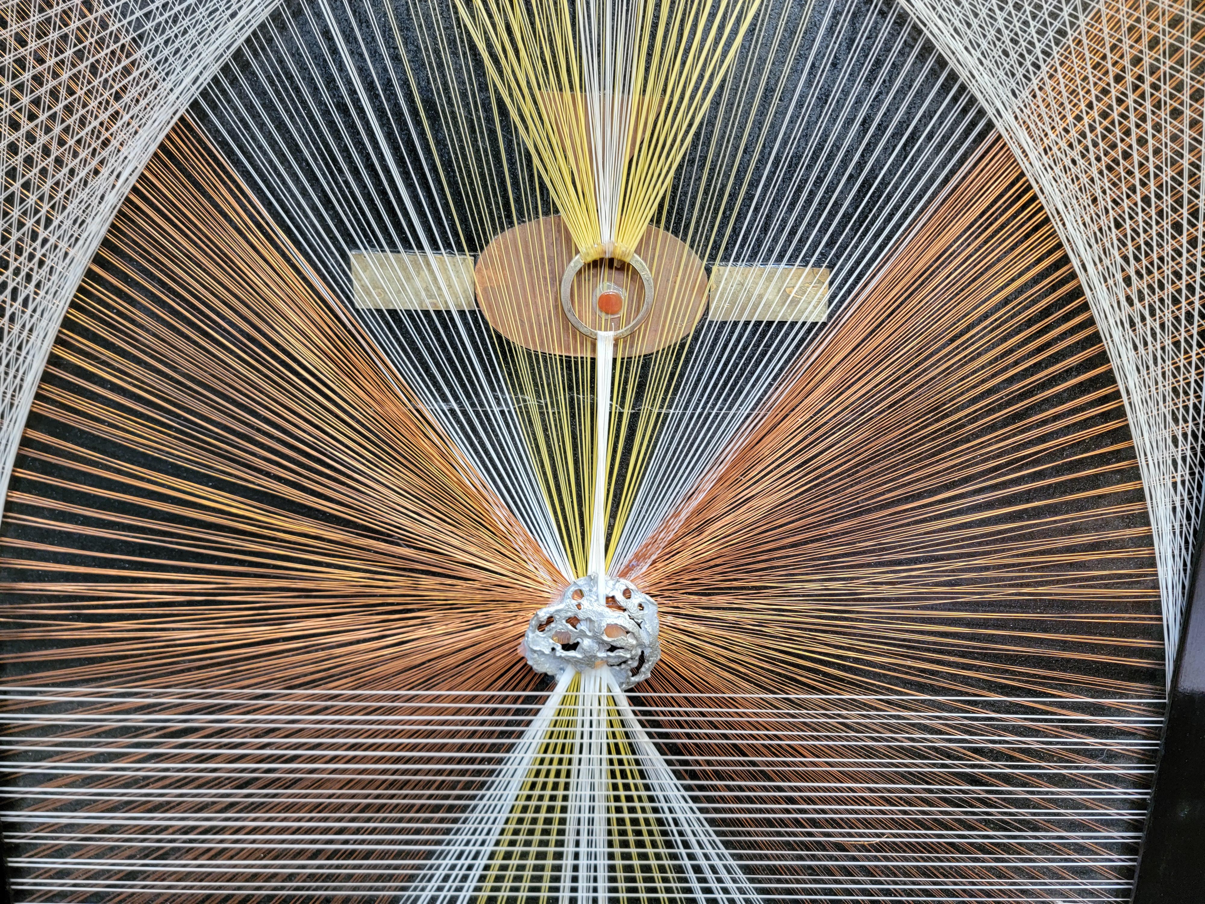 String Art Wanddekoration aus Kupfer und Messing, signiert (20. Jahrhundert) im Angebot
