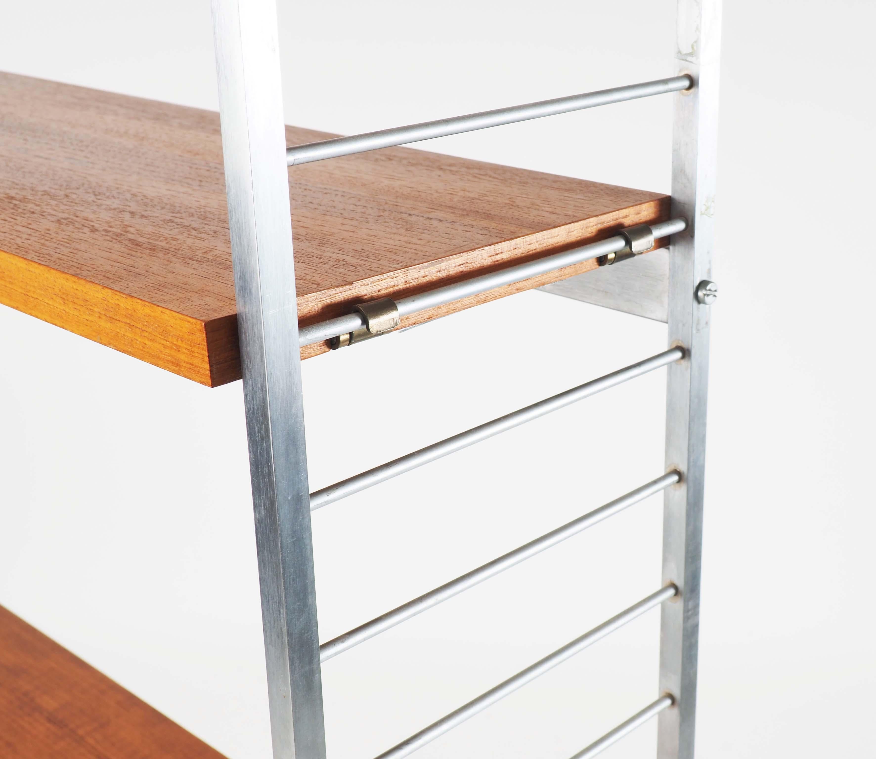 String continental is a shelf in stainless steel and teak. Made in Sweden during the 1960s, designed by Nisse Strinning and produced by String design. Very flexible.