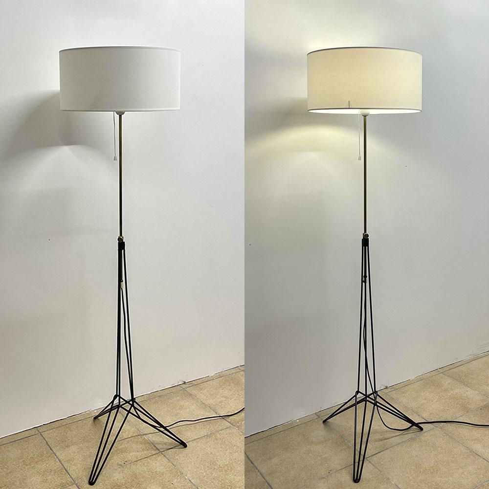 Minimalist and elegant floor lamp with its tripod structure from the 1950s. The assembly of materials gives it its original modernist aesthetic. Furthermore, the completely redone lampshade has a large integrated space for good dispersion of light.