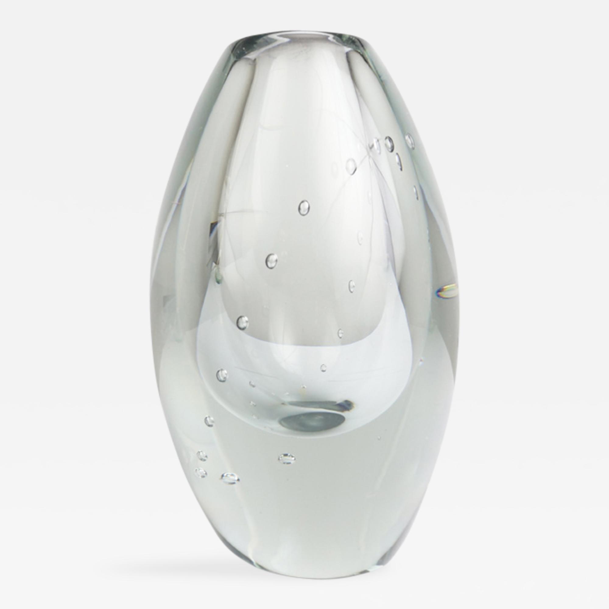 String of Pearls Vase by Gunnel Nyman for Nuutajarvi-Nottsjo

This Finnish vase was designed in 1945 by Gunnel Nyman for the glass makers Nuutajarvi-Nottsjo. It is called String of Pearls and came in two sizes. This is the larger size. It's clear