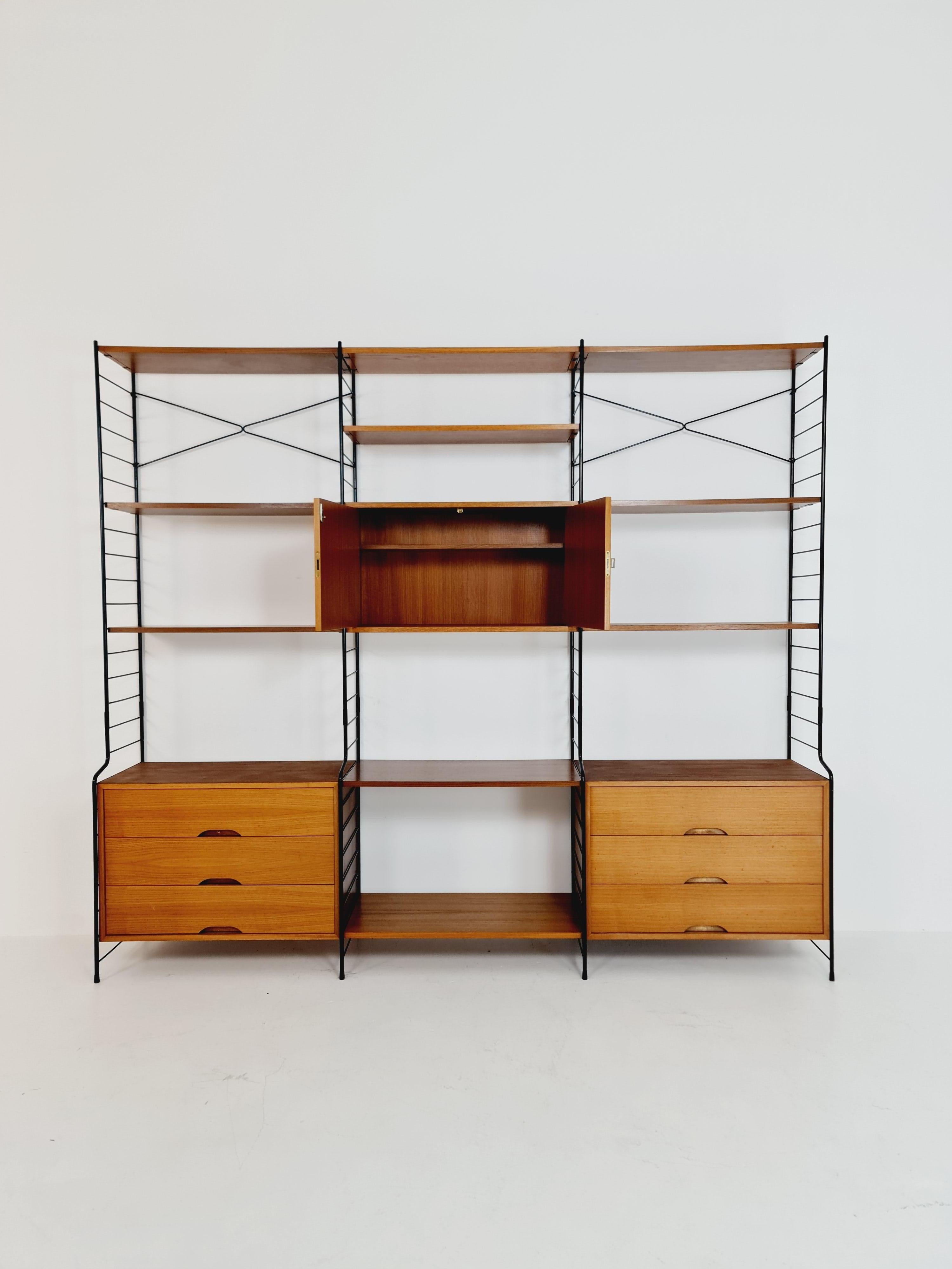 Système d'étagères à cordes, bibliothèque avec meuble de bar en teck par WHB Allemagne, années 1950 en vente 1