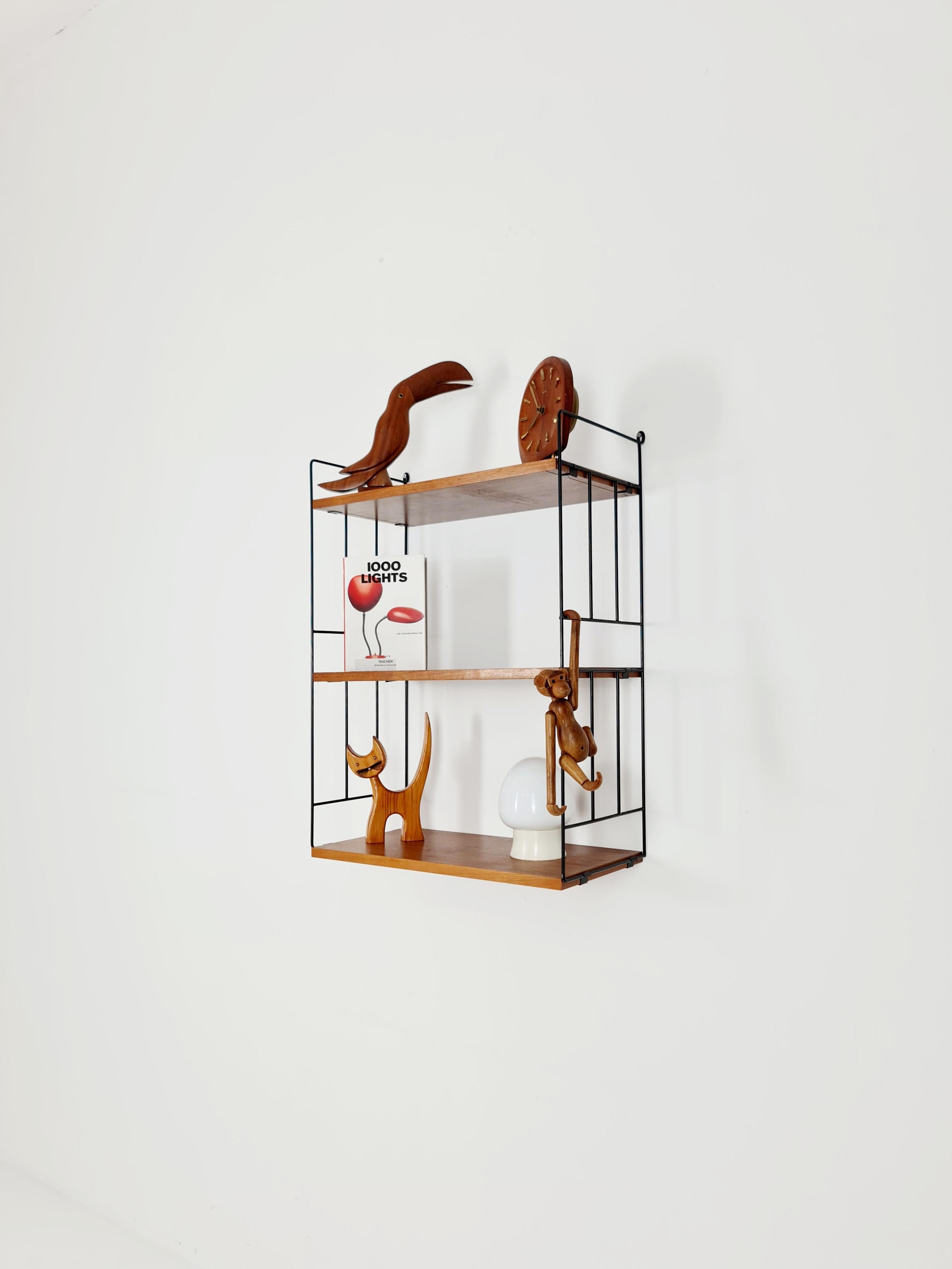 Sistema de estanterías String de WHB German, Teca  1950s

Medidas:

Altura : 70  cm
Anchura : 51 cm 
Profundidad : 26 cm 

Consulta los precios para tu país antes de comprar. 

En los envíos intercontinentales puede utilizarse una caja de madera