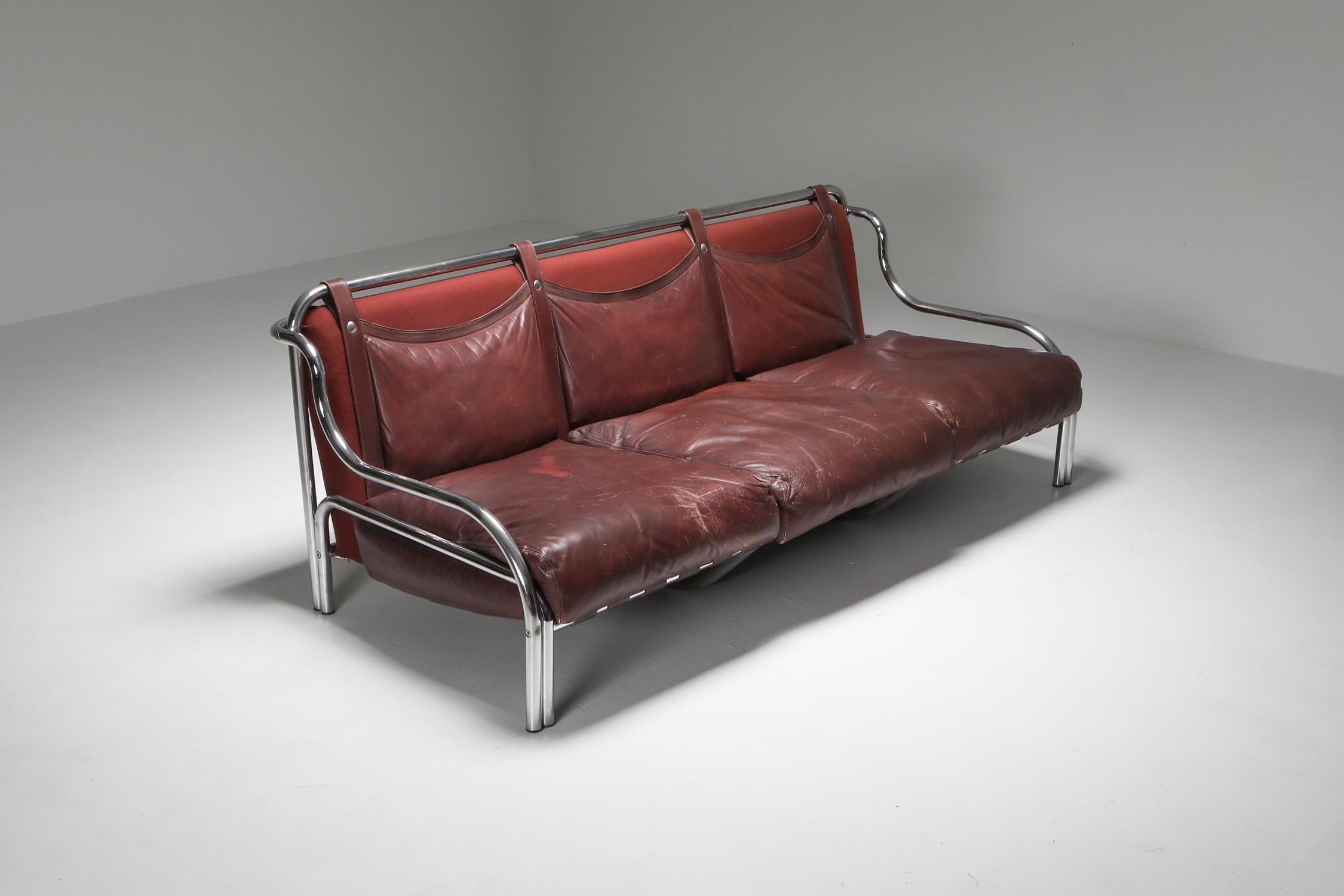 Gae Aulenti for Poltranova, 'Stringa' sofa, chromed metal, burgundy leather, Italy, 1962

'Stringa' sofa designed by Gae Aulenti for Poltranova in 1962. A tubular chrome frame holds leather seats on top of felt upholstered cushions. The leather