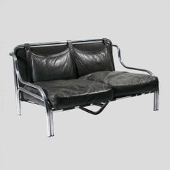 Divano Stringa a due posti con rivestimento in pelle nera di Gae Aulenti
