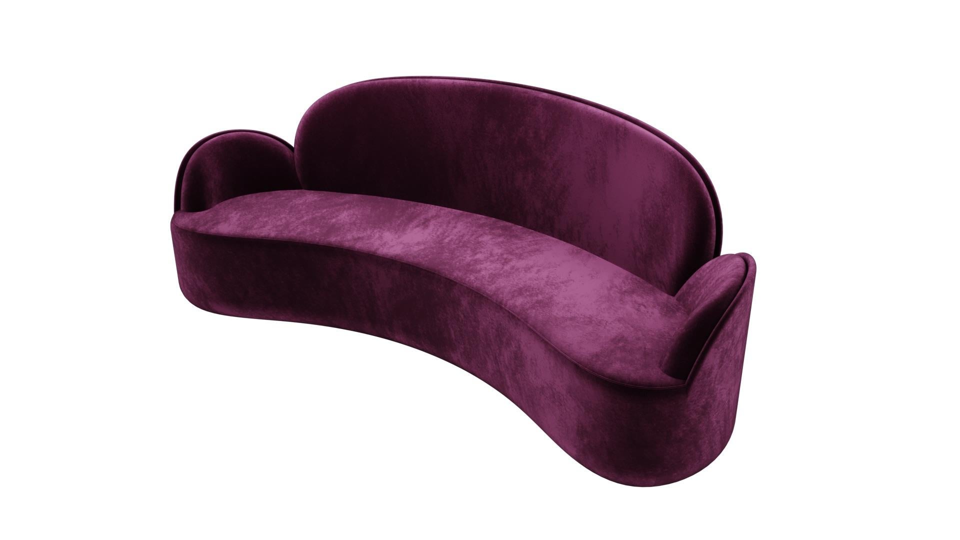 Das 3-Sitzer-Sofa Strings mit plüschigem lila Samt von Nika Zupanc ist ein elegantes und ergonomisch perfektes Dreisitzer-Sofa mit herrlichen Rundungen.

Das Wort Saiten weckt in uns die Vorstellung von Leichtigkeit. Ob es sich um die Saiten eines