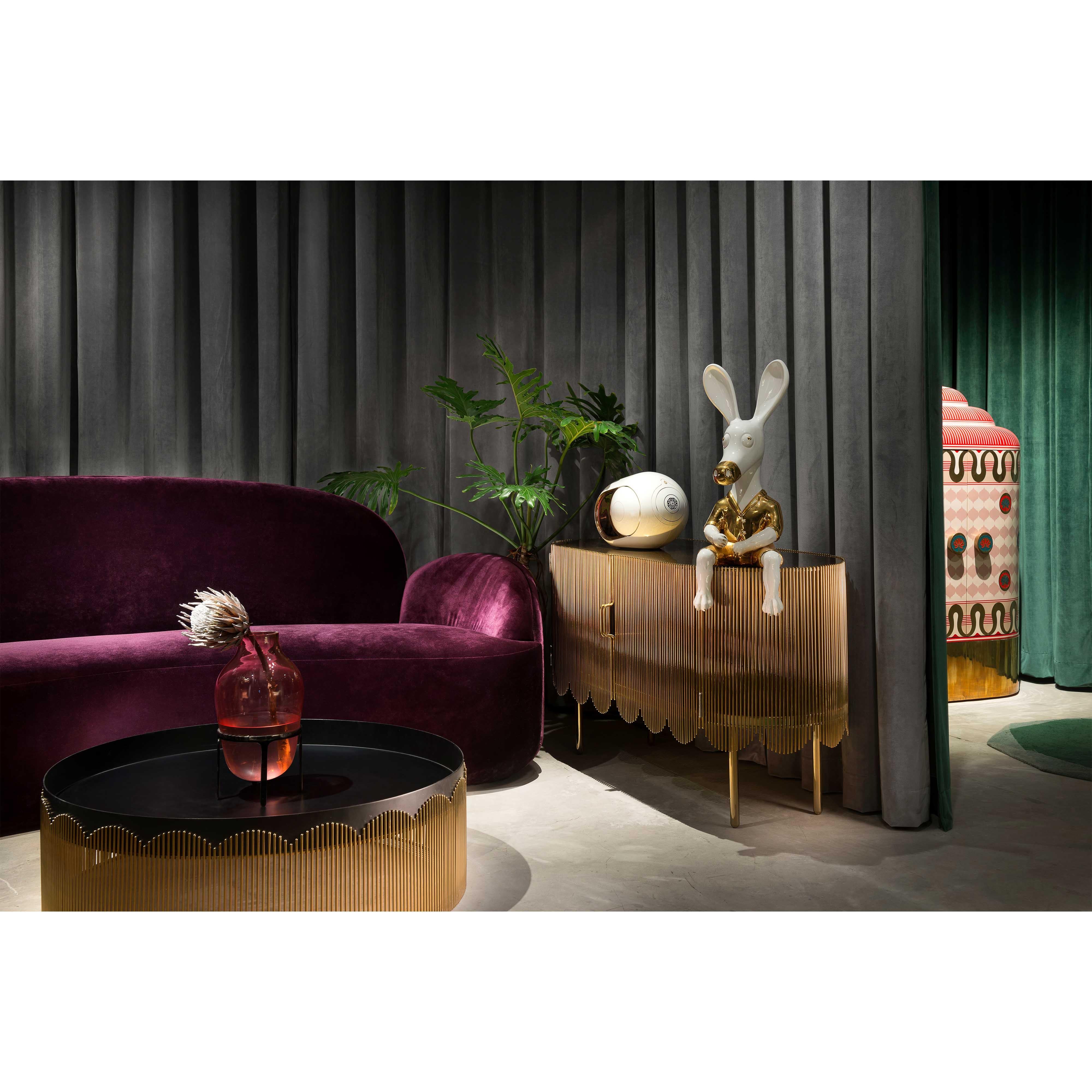 Strings 3-Sitz-Sofa mit plüschig-lila lila Samt von Nika Zupanc (21. Jahrhundert und zeitgenössisch) im Angebot