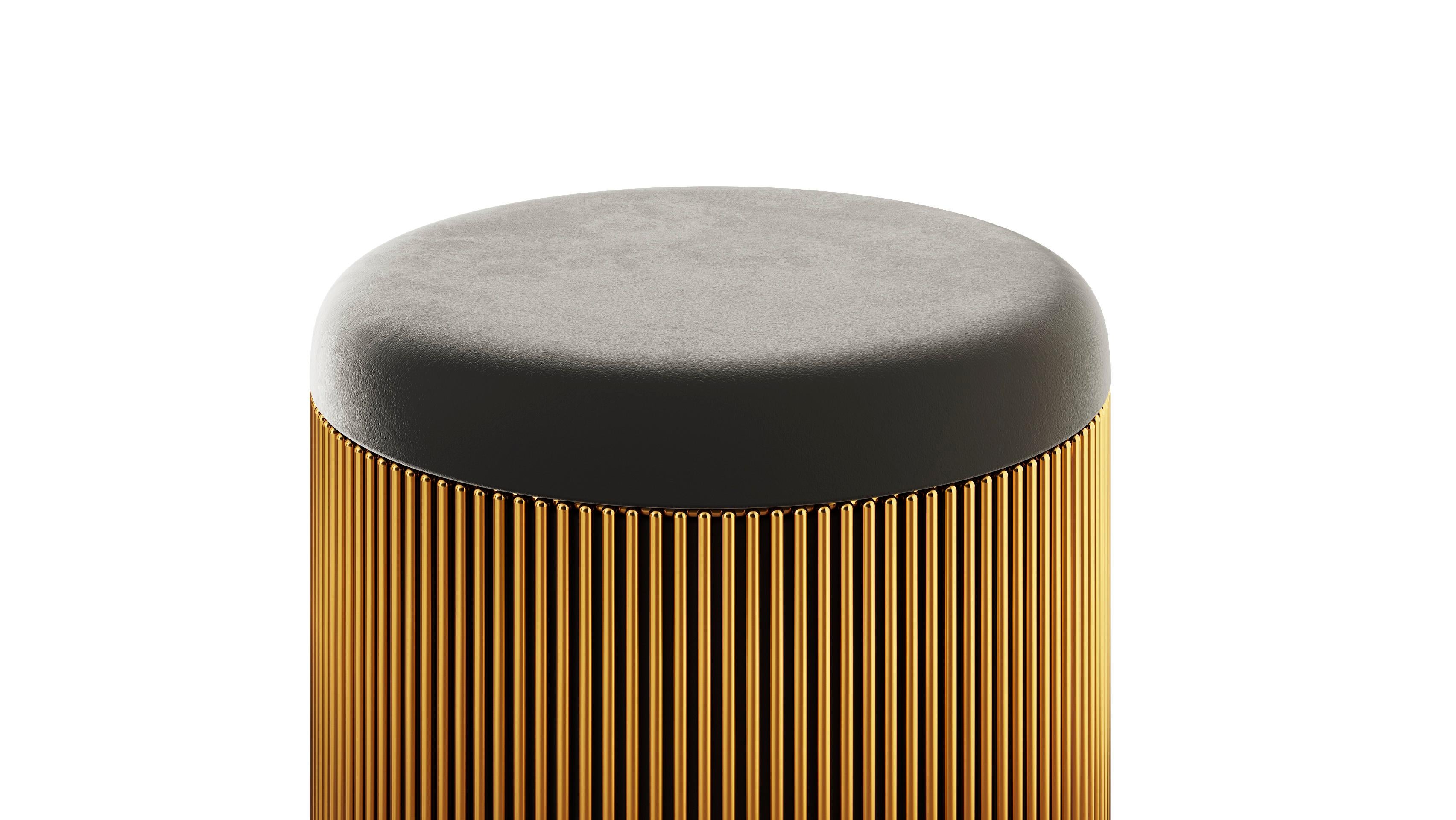 Strings gold pouf mit schwarzem Samt von Nika Zupanc ist ein kleiner, hübscher Sitz mit goldener Stahlspitze drum herum und kann mit dem exquisiten Strings Beauty Table kombiniert werden.

Das Wort Saiten weckt in uns die Vorstellung von