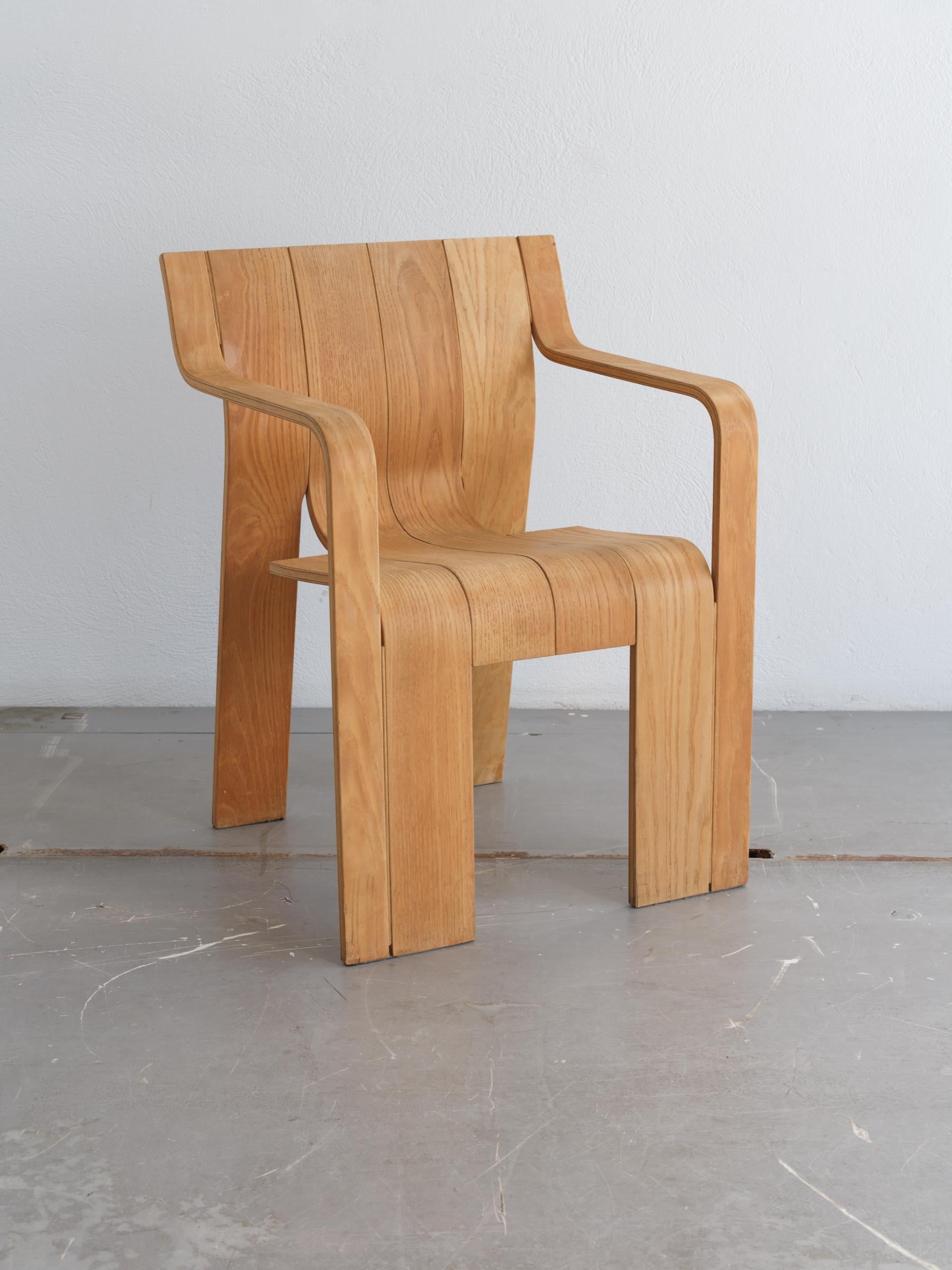 Chaise Strip du designer néerlandais Gijs Bakker pour Castelijn, 1974. Une version rare avec accoudoirs, qui n'a été produite qu'en quantité limitée. Composé de 8 lames de bois stratifié laqué cintrées, ce meuble est remarquable par sa simplicité.