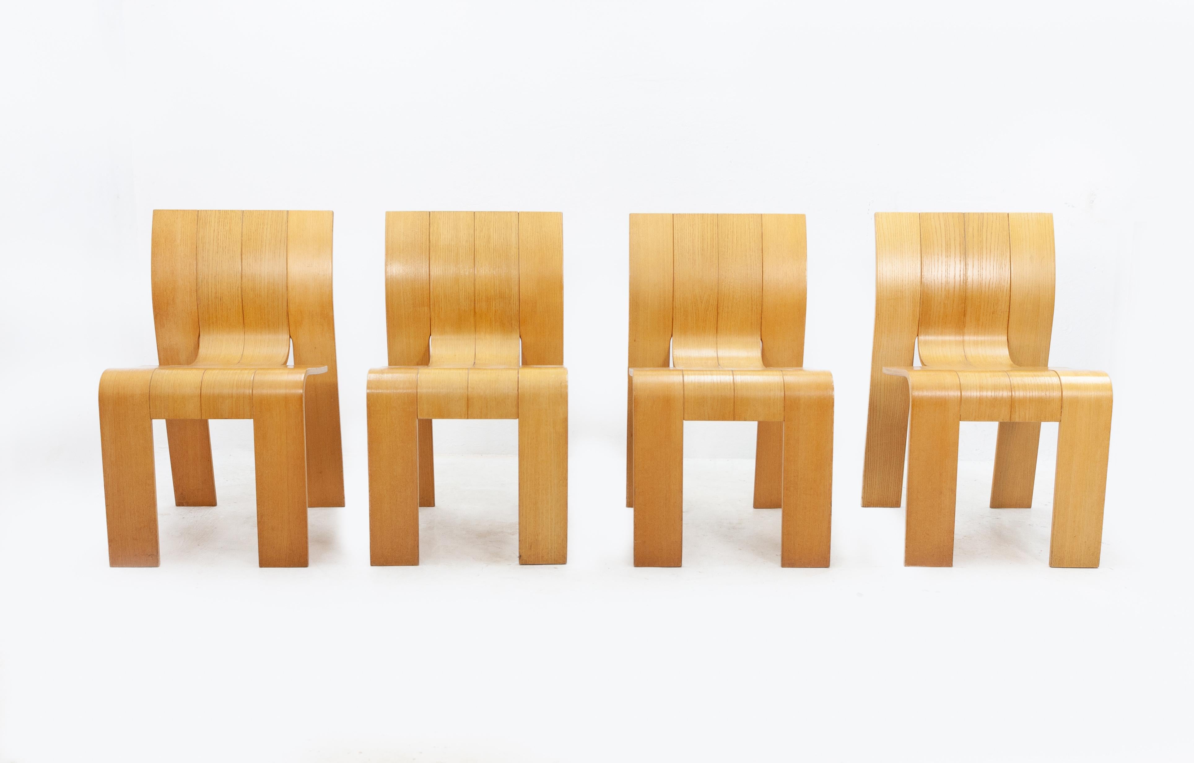 Iconic Dutch Classic strip chairs. Design Gijs Bakker for Castelijn, 1970s. Four laminated strokes
steam bended into shape. Good condition. Stack able. I also have the matching dining table.



   