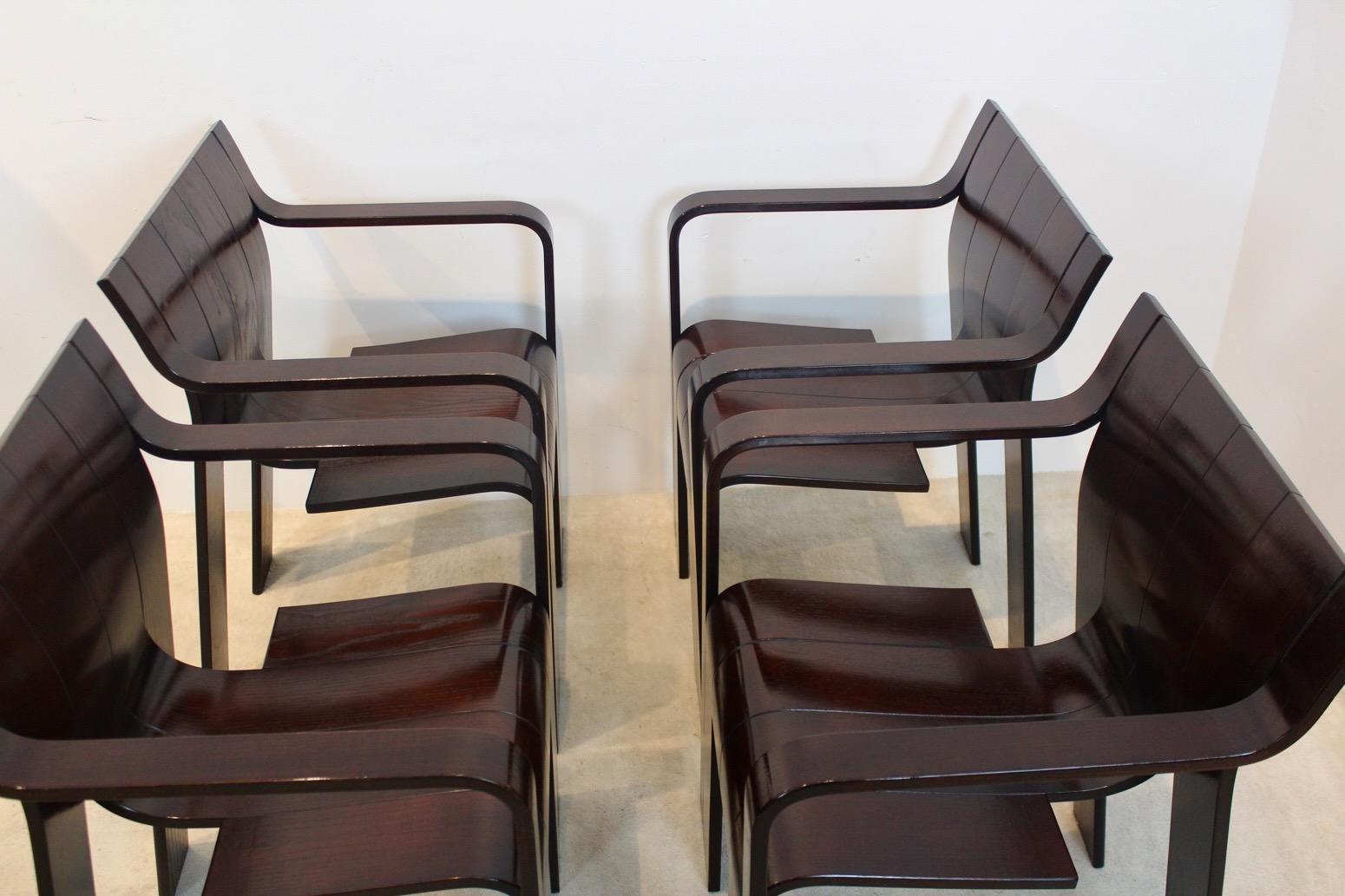 'Strip' Stühle mit Armlehnen aus dunkelbraunem Eschenholz von Gijs Bakker für Castelijn (Moderne der Mitte des Jahrhunderts) im Angebot