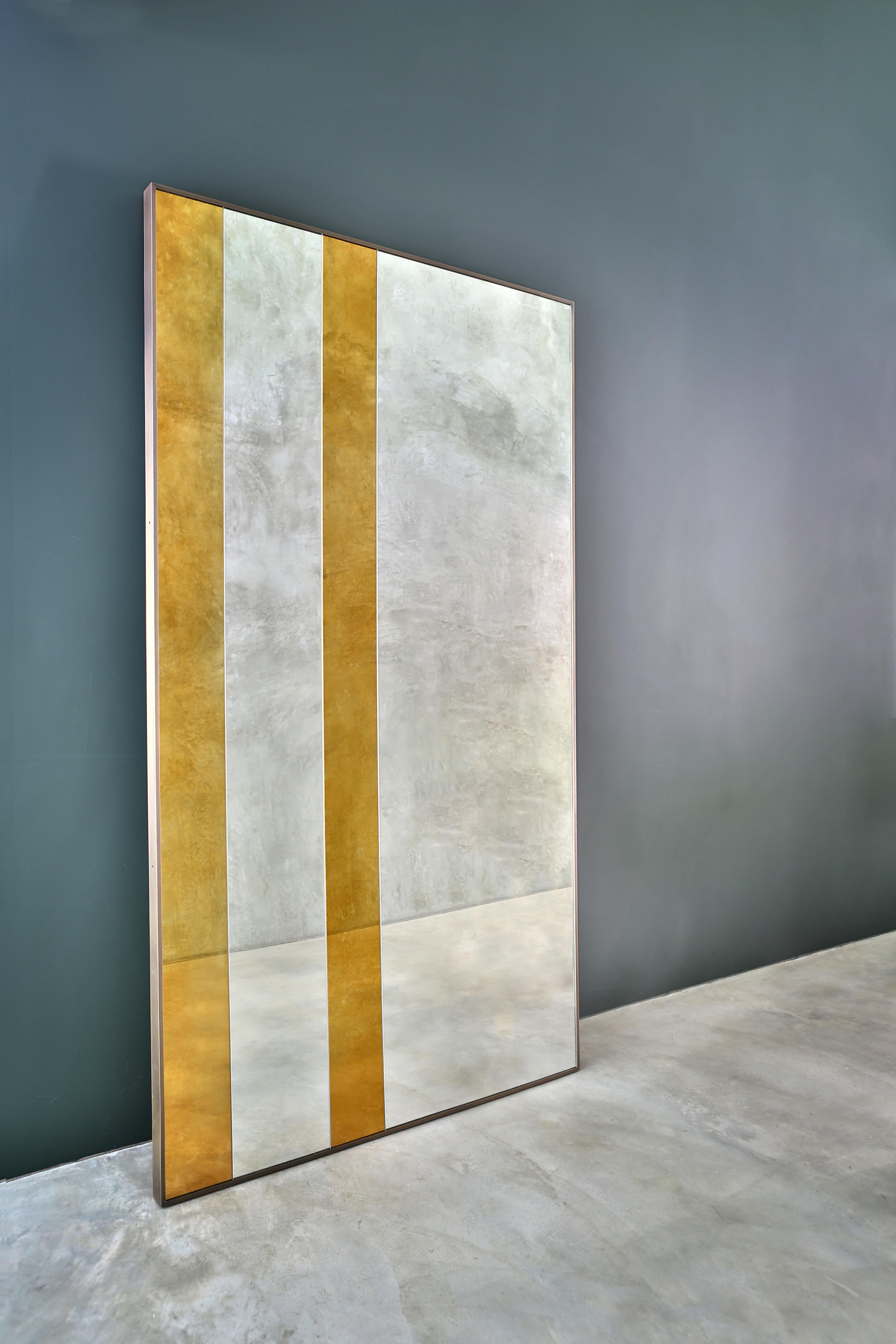 Specchio in vetro a strisce, specchio da terra in ottone e strisce dorate Antique Mirror by Casa Casati 
Dimensioni: D 5 x L 120 x H 210 cm. 
Materiali: MDF, ottone e specchio in vetro.

Disponibile in diverse opzioni di materiale. Contattateci.

Un