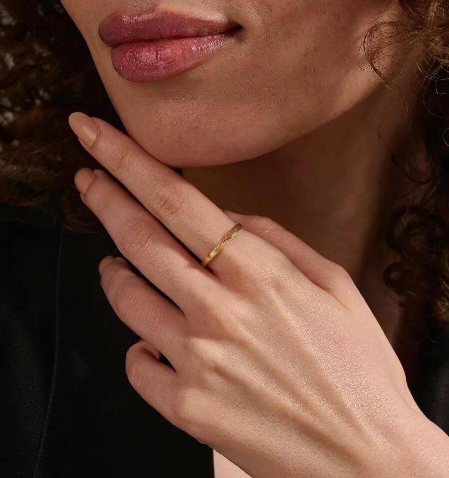 Fascia nuziale a striscia in oro massiccio 14K Anello semplice e minimalista da donna Regalo di Natale. in vendita 7