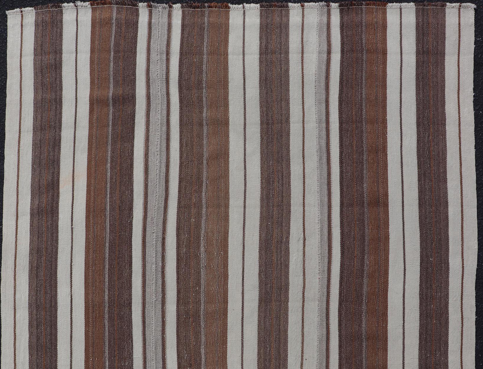 Türkischer Vintage-Flachgewebe-Teppich im Streifendesign in Braun, Cognac, Elfenbein und Grau (Kelim) im Angebot