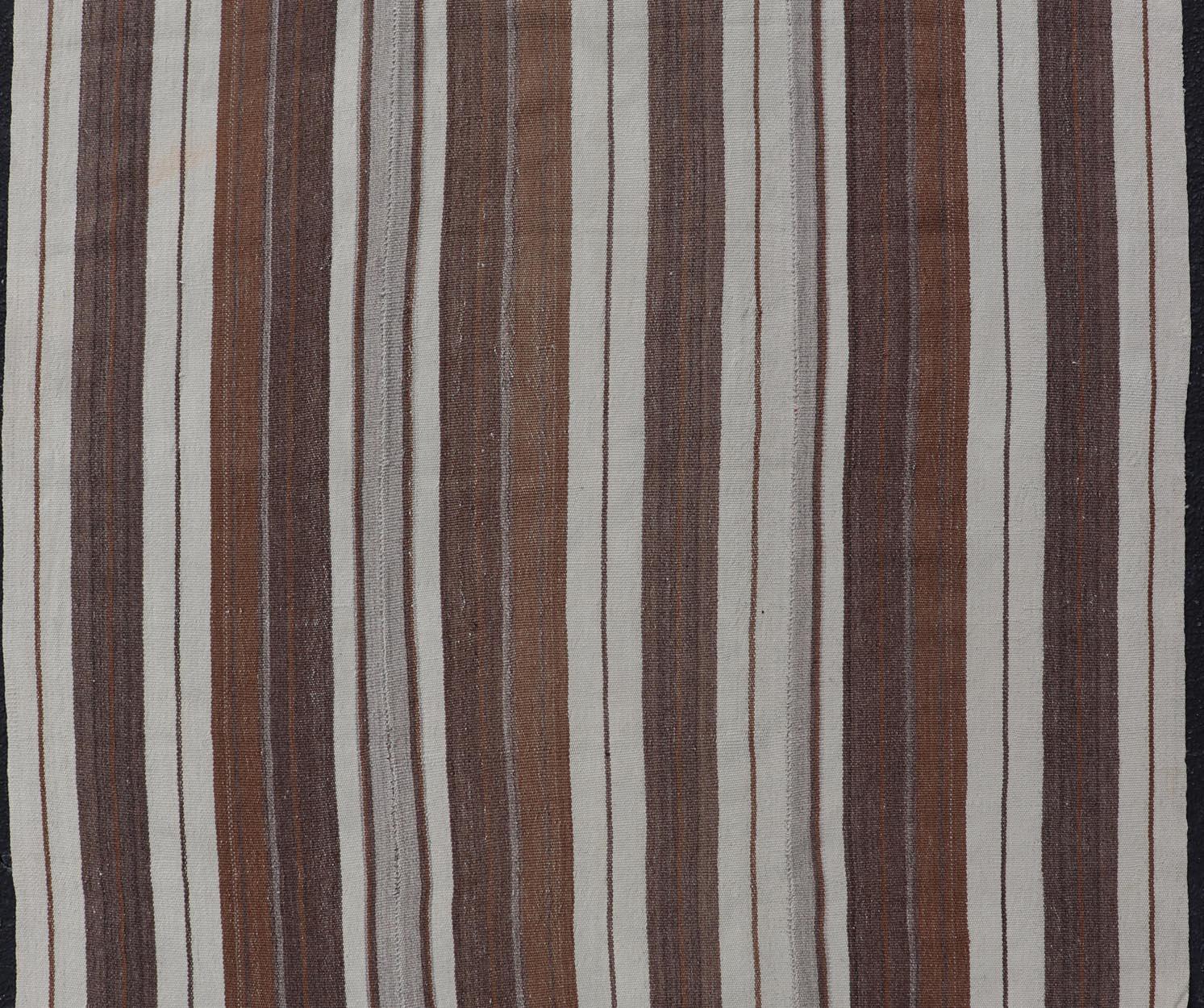 Türkischer Vintage-Flachgewebe-Teppich im Streifendesign in Braun, Cognac, Elfenbein und Grau (Handgewebt) im Angebot