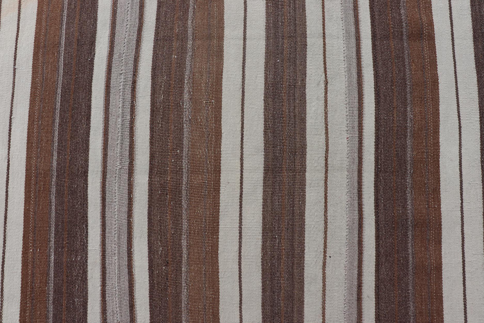Türkischer Vintage-Flachgewebe-Teppich im Streifendesign in Braun, Cognac, Elfenbein und Grau im Angebot 1