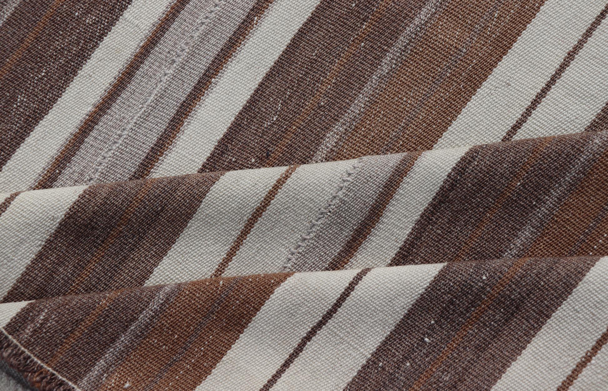 Türkischer Vintage-Flachgewebe-Teppich im Streifendesign in Braun, Cognac, Elfenbein und Grau im Angebot 2