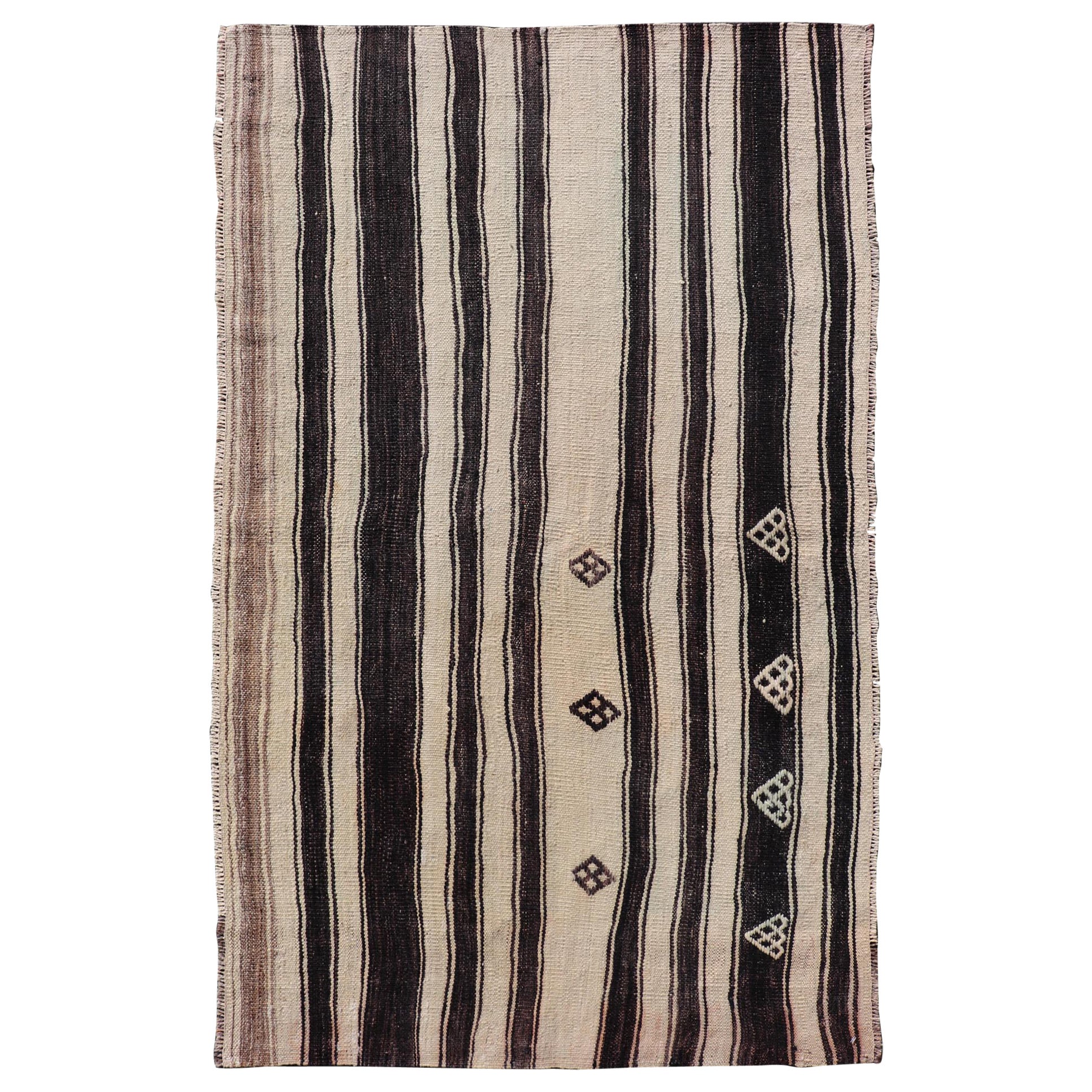 Türkischer Vintage-Flachgewebe-Teppich im Streifendesign in Dunkelbraun, Taupe und Creme
