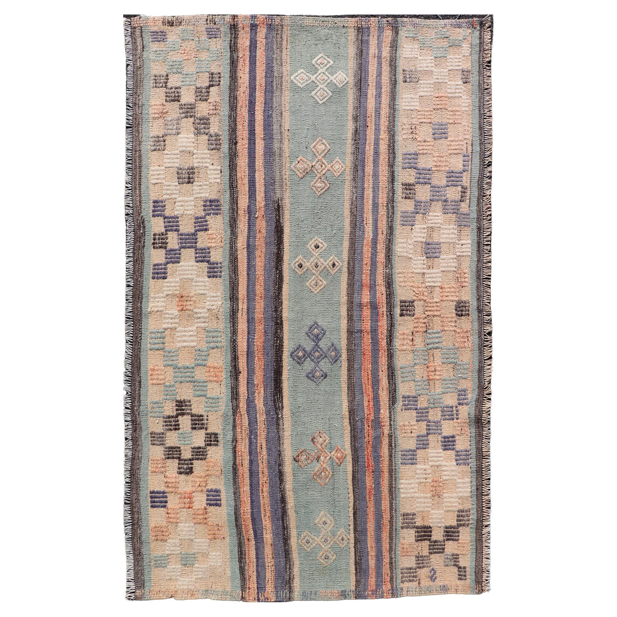 Türkischer Flachgewebe-Teppich mit Streifenmuster in Hellgrün, Lila und Pfirsich