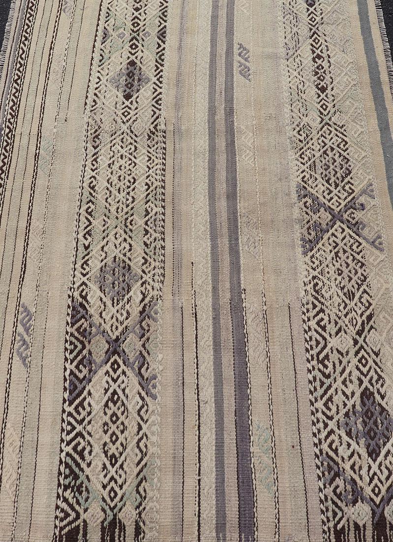 Tappeto Stripe Design Turco Vintage a tessitura piatta nelle tonalità del grigio, marrone e lavanda. Keivan Woven Arts / tappeto EN-176469, Paese d'origine / tipo: Turchia / Kilim, circa 1950

Questo tappeto turco vintage Rug & Kilim è