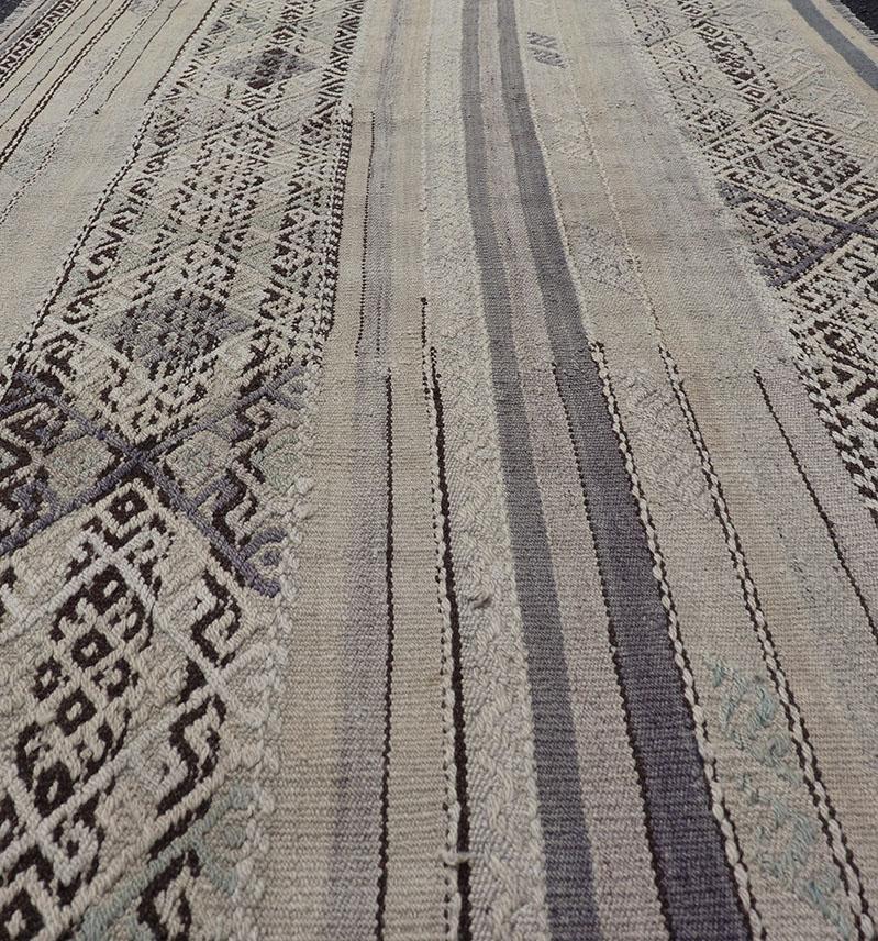 Kilim Tappeto vintage turco a trama piatta con design a righe nelle tonalità del grigio, marrone e lavanda in vendita