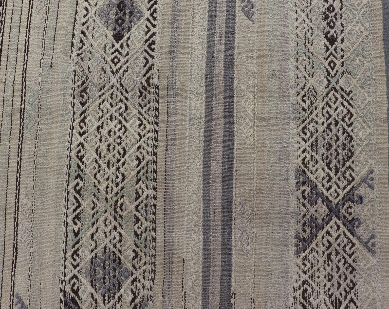 Turco Tappeto vintage turco a trama piatta con design a righe nelle tonalità del grigio, marrone e lavanda in vendita
