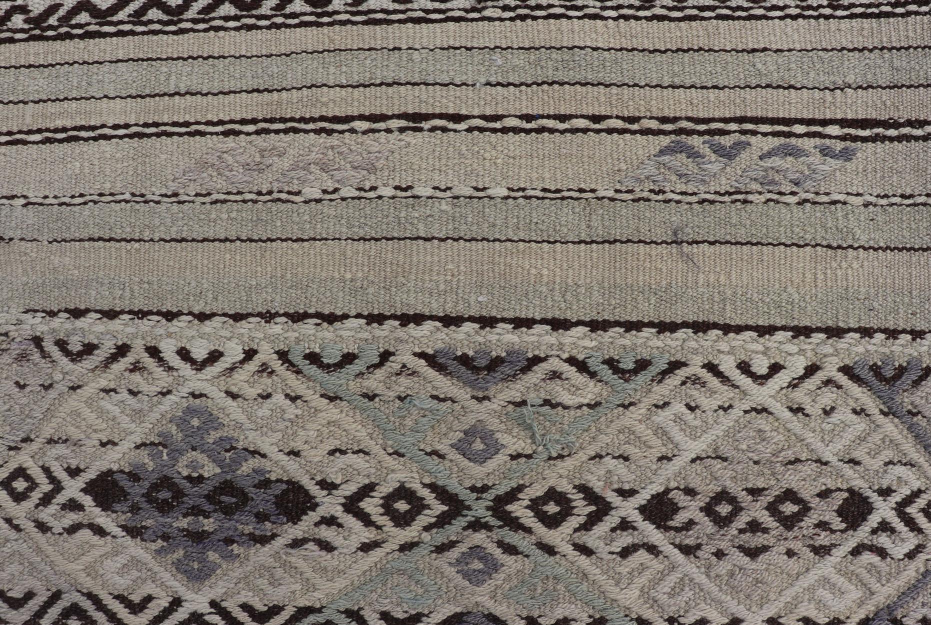 Annodato a mano Tappeto vintage turco a trama piatta con design a righe nelle tonalità del grigio, marrone e lavanda in vendita