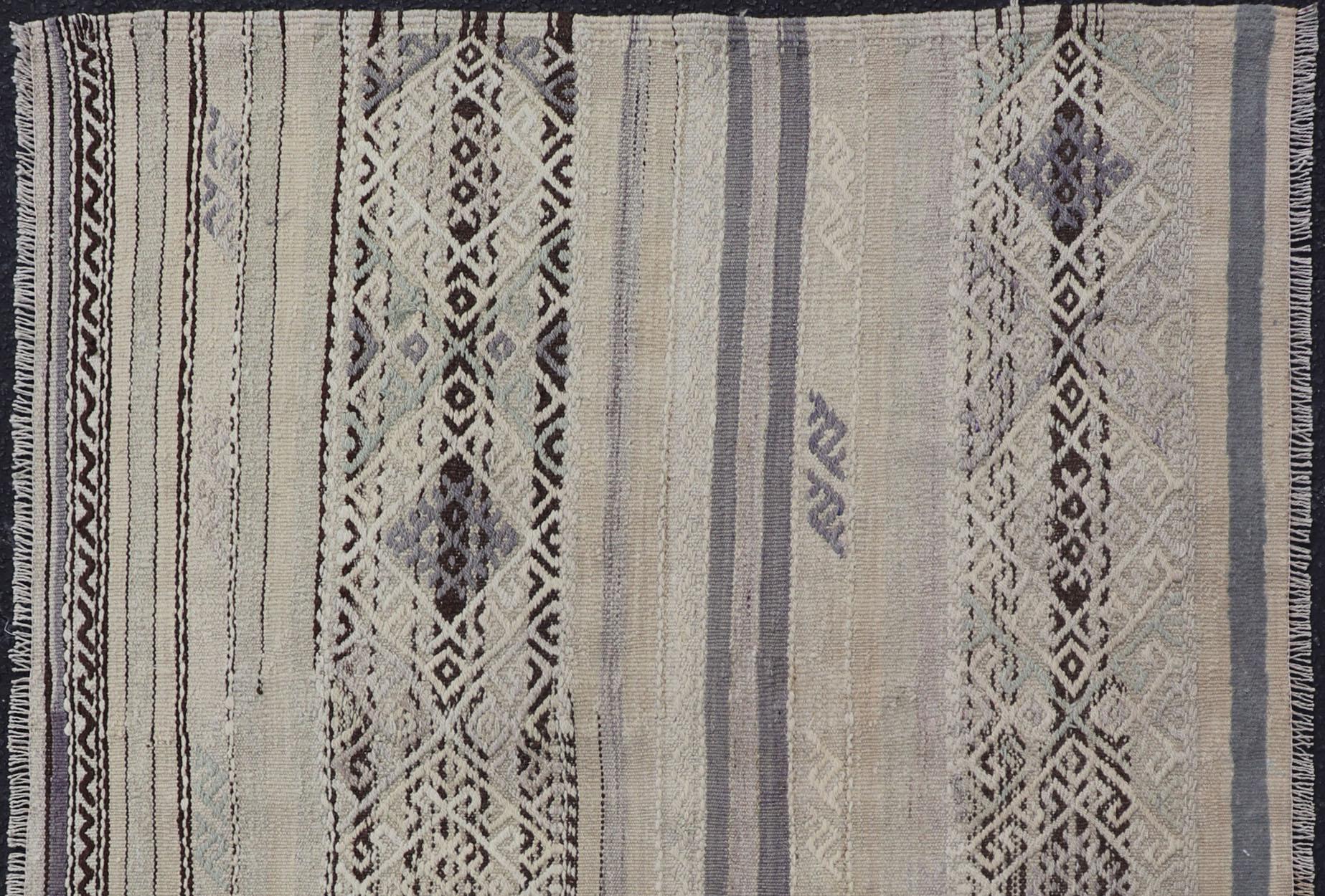 Tappeto vintage turco a trama piatta con design a righe nelle tonalità del grigio, marrone e lavanda In condizioni buone in vendita a Atlanta, GA