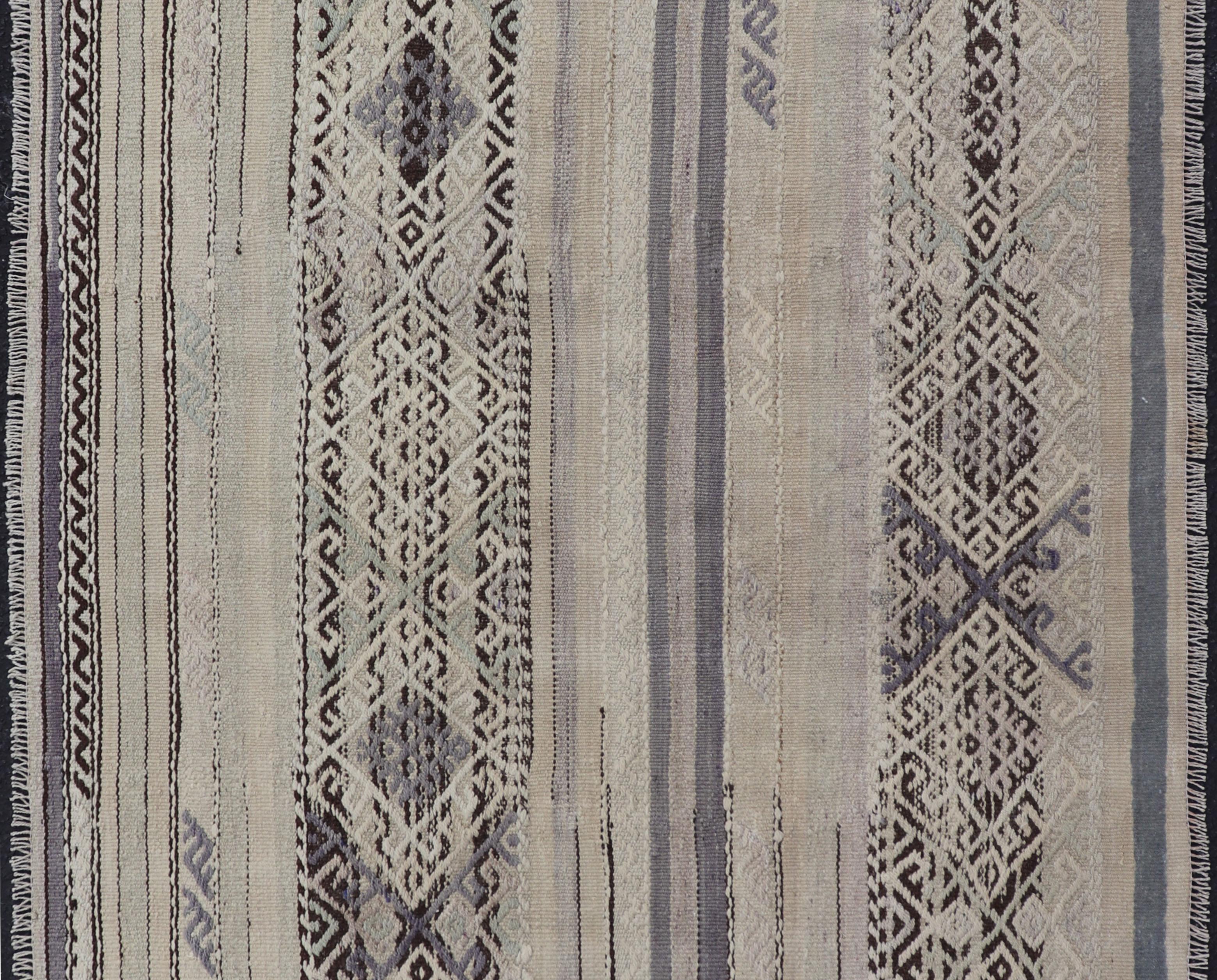 XX secolo Tappeto vintage turco a trama piatta con design a righe nelle tonalità del grigio, marrone e lavanda in vendita