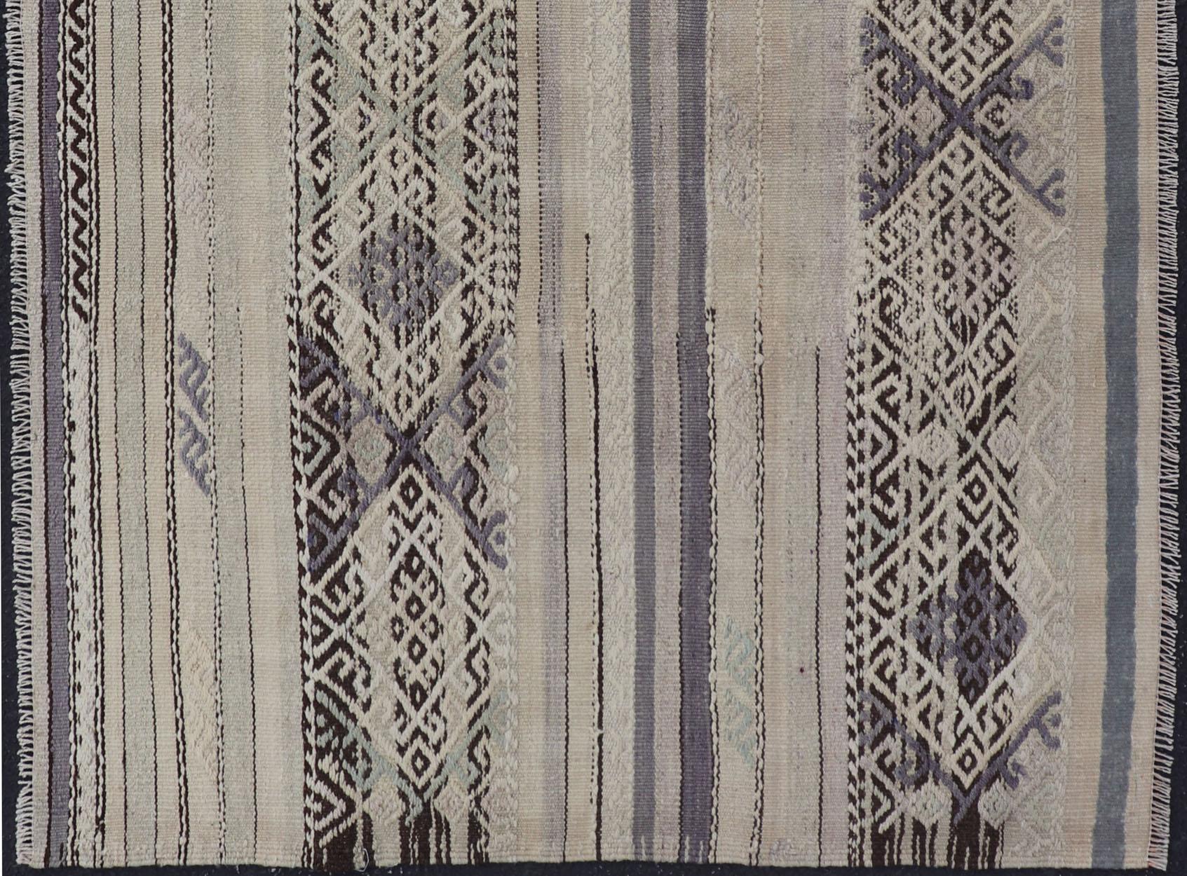Lana Tappeto vintage turco a trama piatta con design a righe nelle tonalità del grigio, marrone e lavanda in vendita