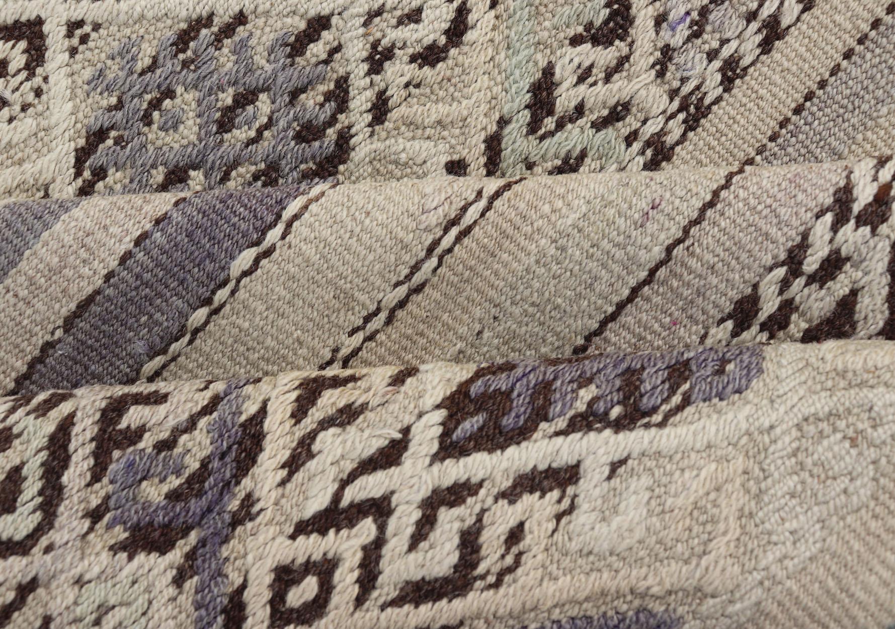 Tappeto vintage turco a trama piatta con design a righe nelle tonalità del grigio, marrone e lavanda in vendita 1