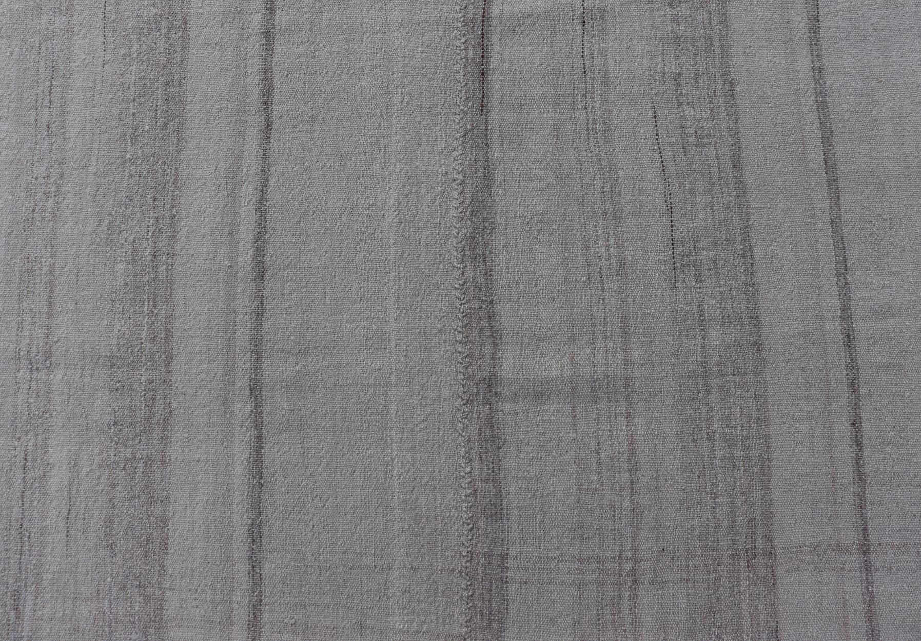 Tapis Kilim turc vintage à motifs de rayures dans des tons d'ivoire, de crème et de taupe en vente 3