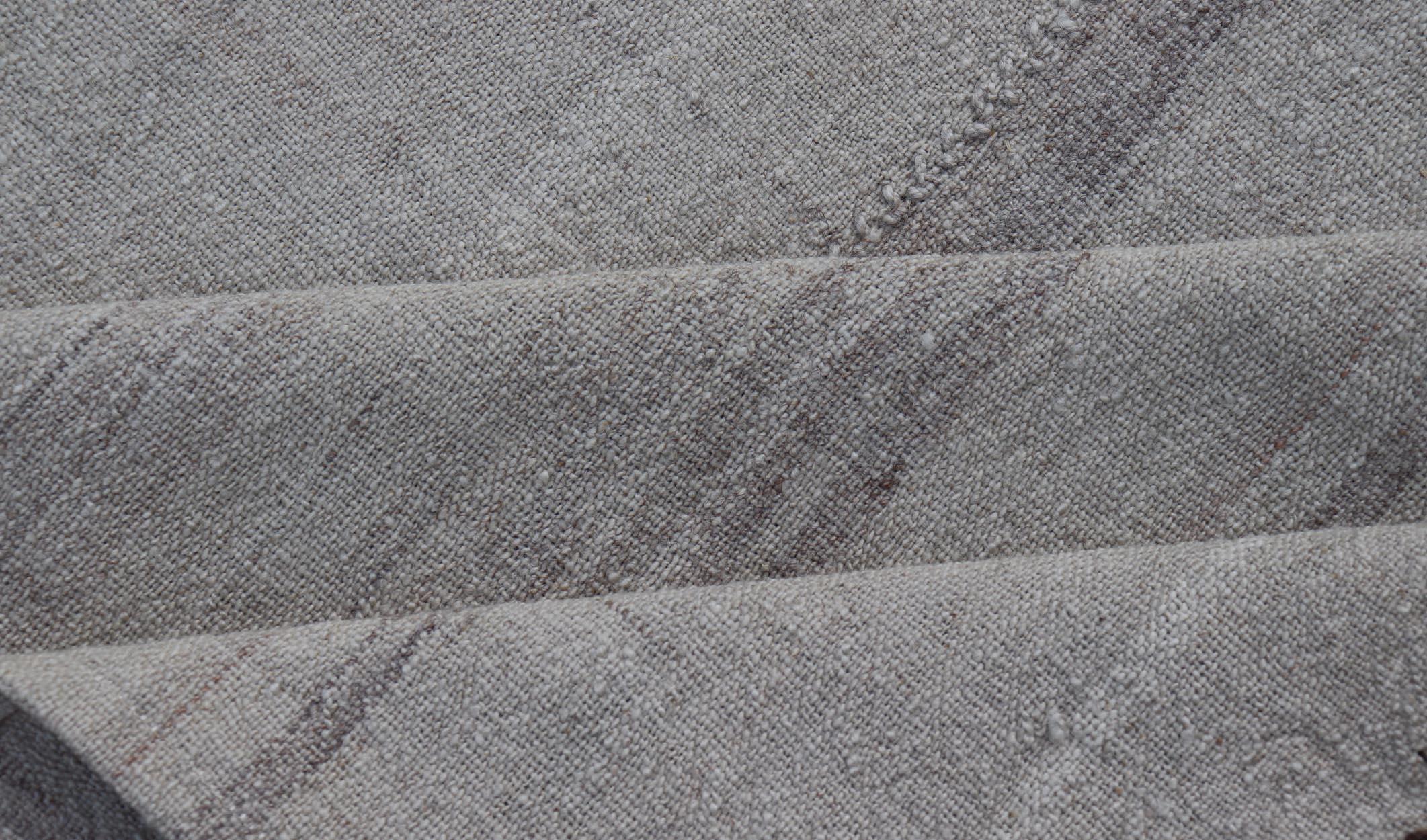 Tapis Kilim turc vintage à motifs de rayures dans des tons d'ivoire, de crème et de taupe en vente 4