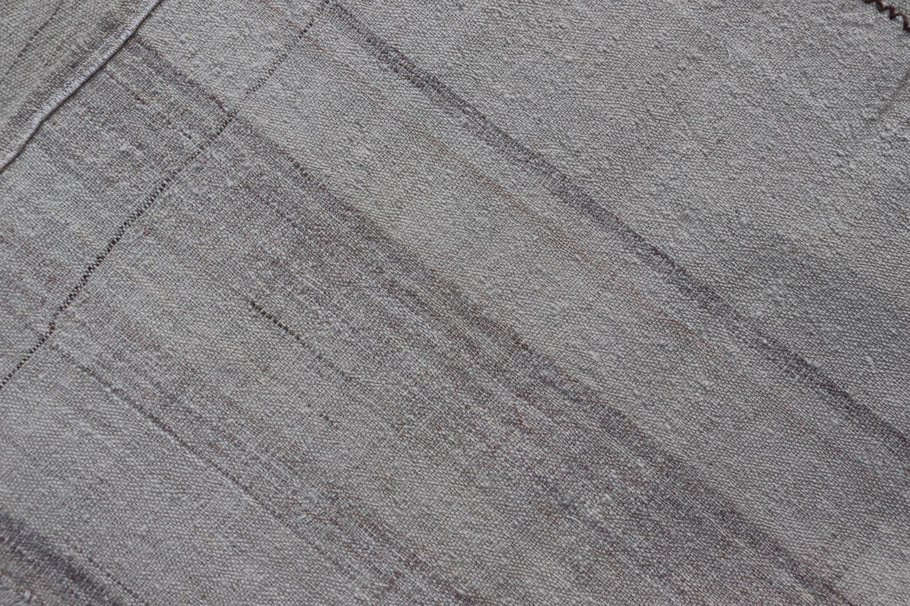 Tapis Kilim turc vintage à motifs de rayures dans des tons d'ivoire, de crème et de taupe en vente 5
