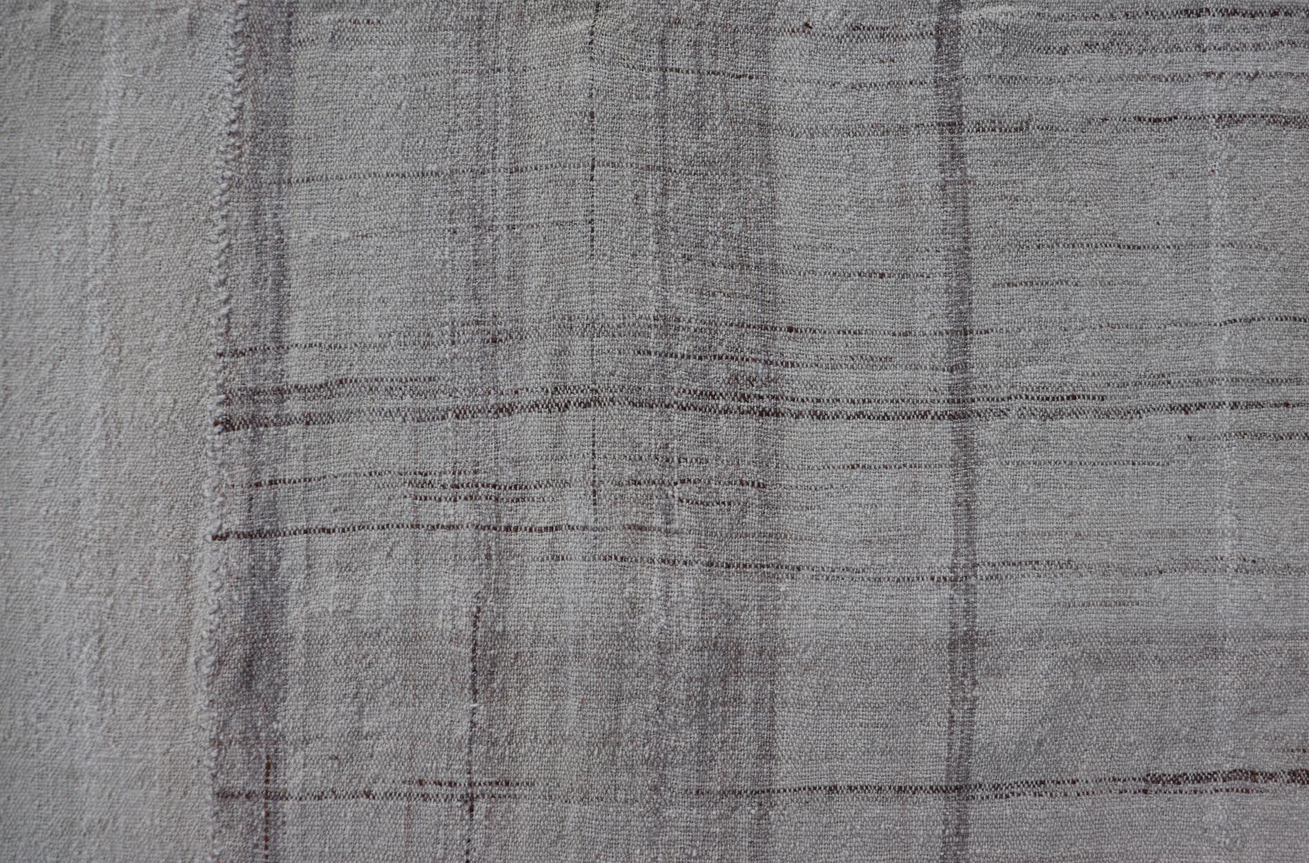 Mesures : 4'10 x 7'0 
Rug &/One Kilim turc vintage à rayures dans les tons ivoire, crème et taupe. Keivan Woven Arts / tapis EN-178819, pays d'origine / type : Turquie / Kilim, circa 1950
Ce Rug & Kilim turc vintage présente un design contemporain à