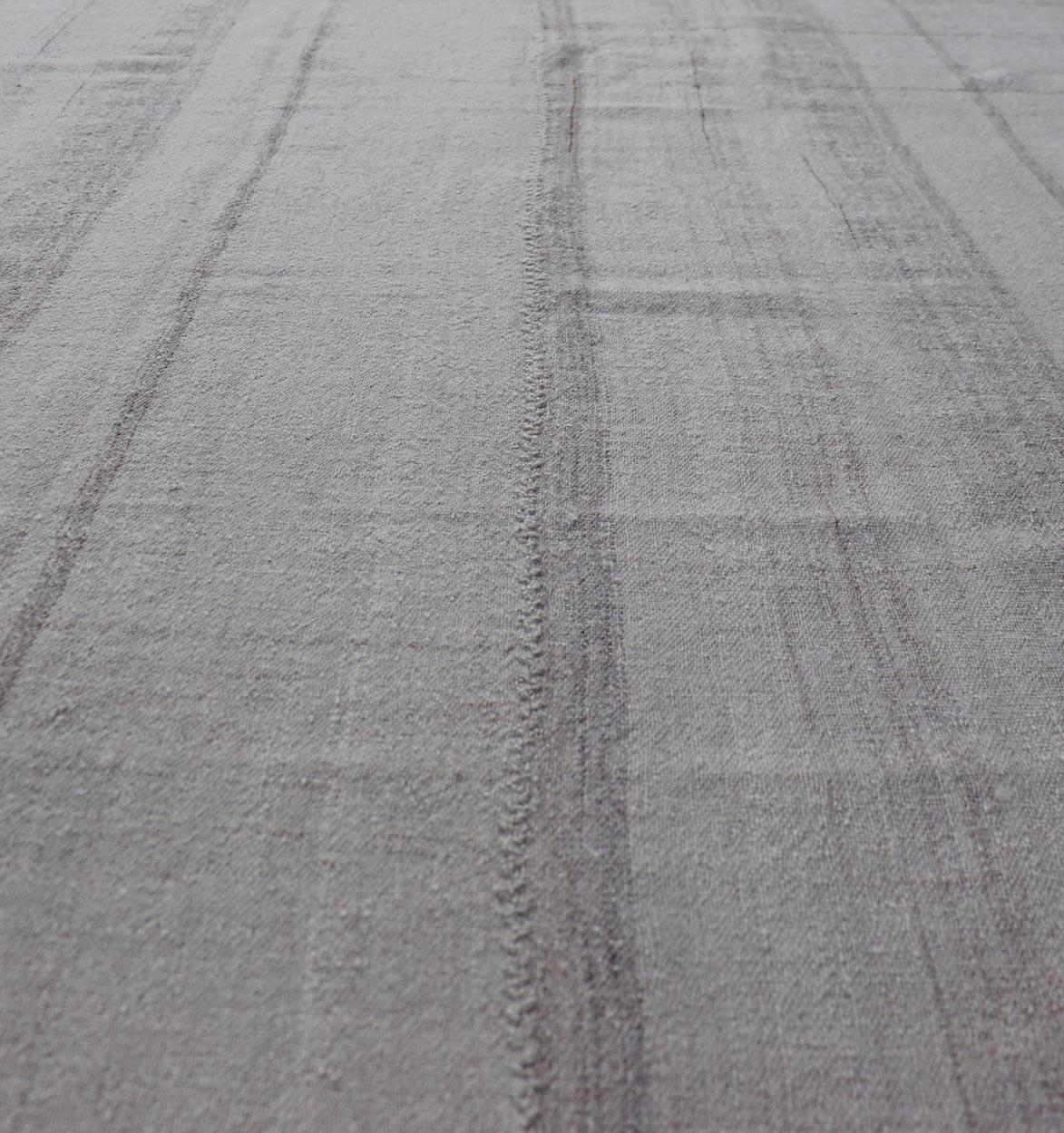 Tapis Kilim turc vintage à motifs de rayures dans des tons d'ivoire, de crème et de taupe en vente 2