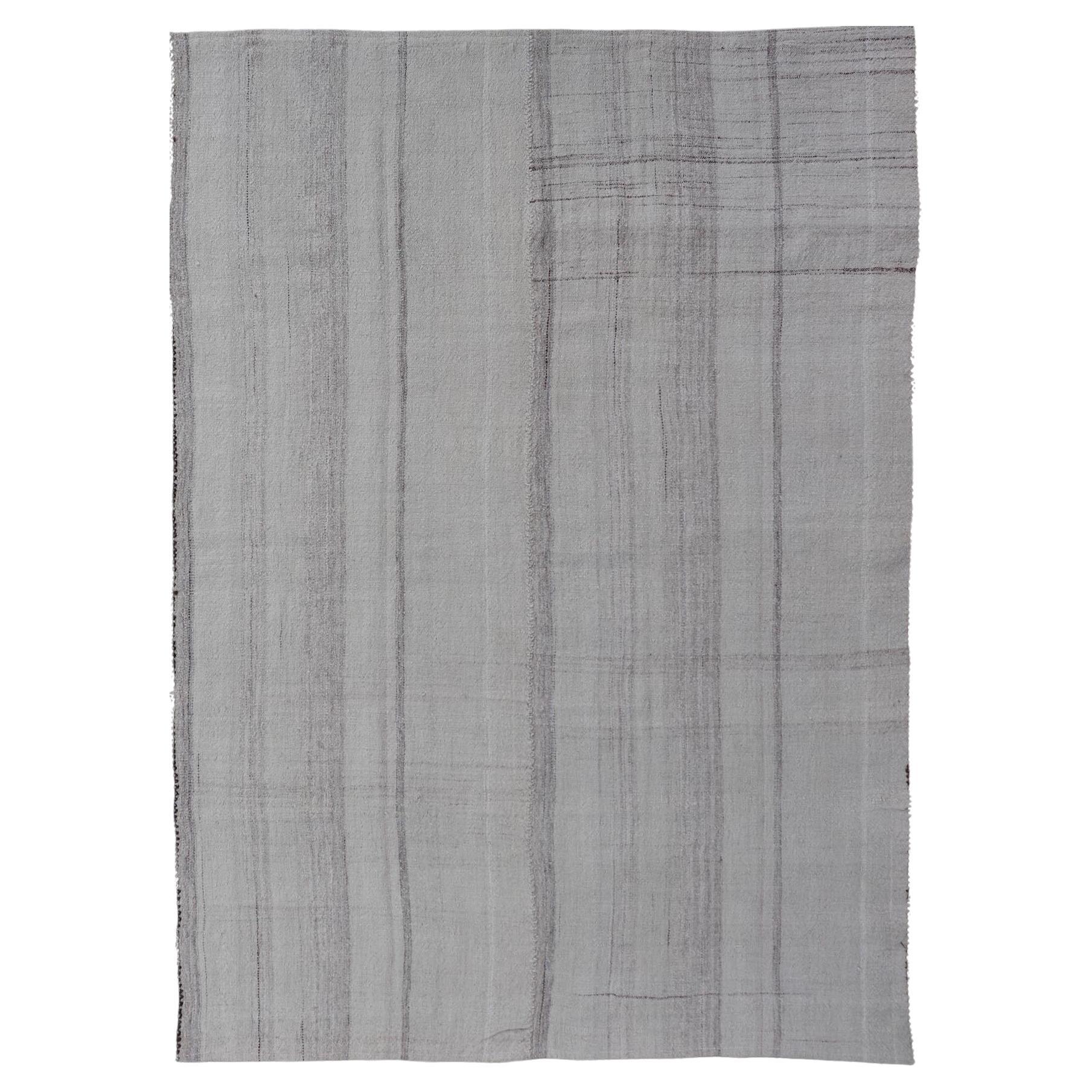 Türkischer Vintage-Kilim-Teppich im Streifendesign in Elfenbein-, Creme- und Taupe-Tönen