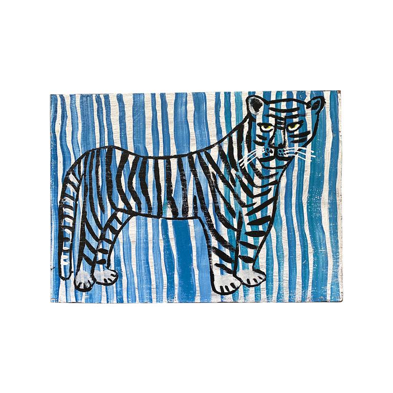 Une magnifique peinture d'un tigre en bleu et noir. Cette pièce présente le contour d'un tigre en noir, sur fond de rayures bleues et blanches. Cette pièce est peinte sur bois et est prête à être accrochée avec un fil de suspension au dos. 
