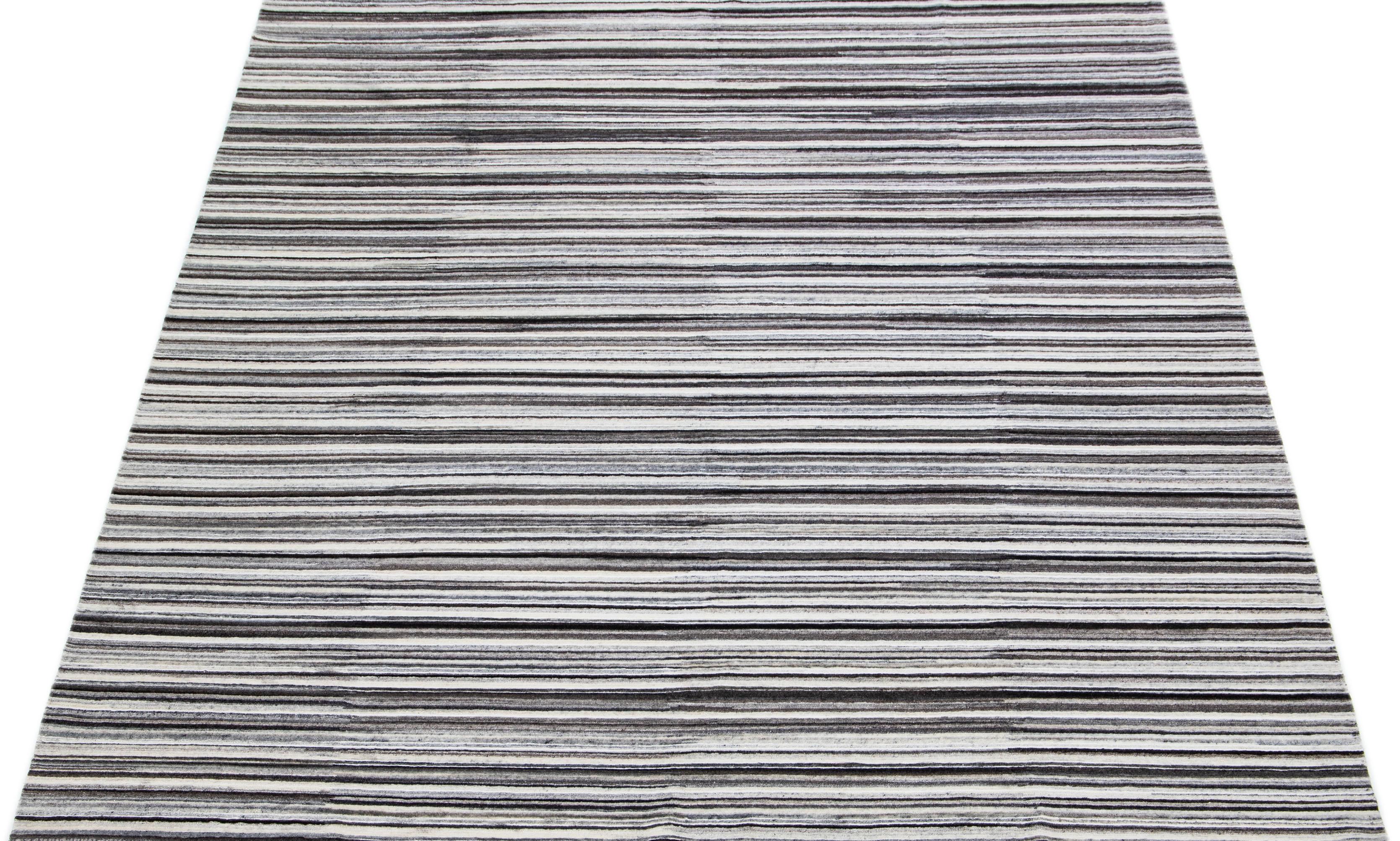 Schöne Apadana's handgefertigte Bambus & Seide indischen Rillen Teppich mit Elfenbein, grau, braun und schwarz Farben Feld. Dieser Teppich aus der Groove Collection hat ein durchgehendes Streifendesign.

Dieser Teppich misst 8' x