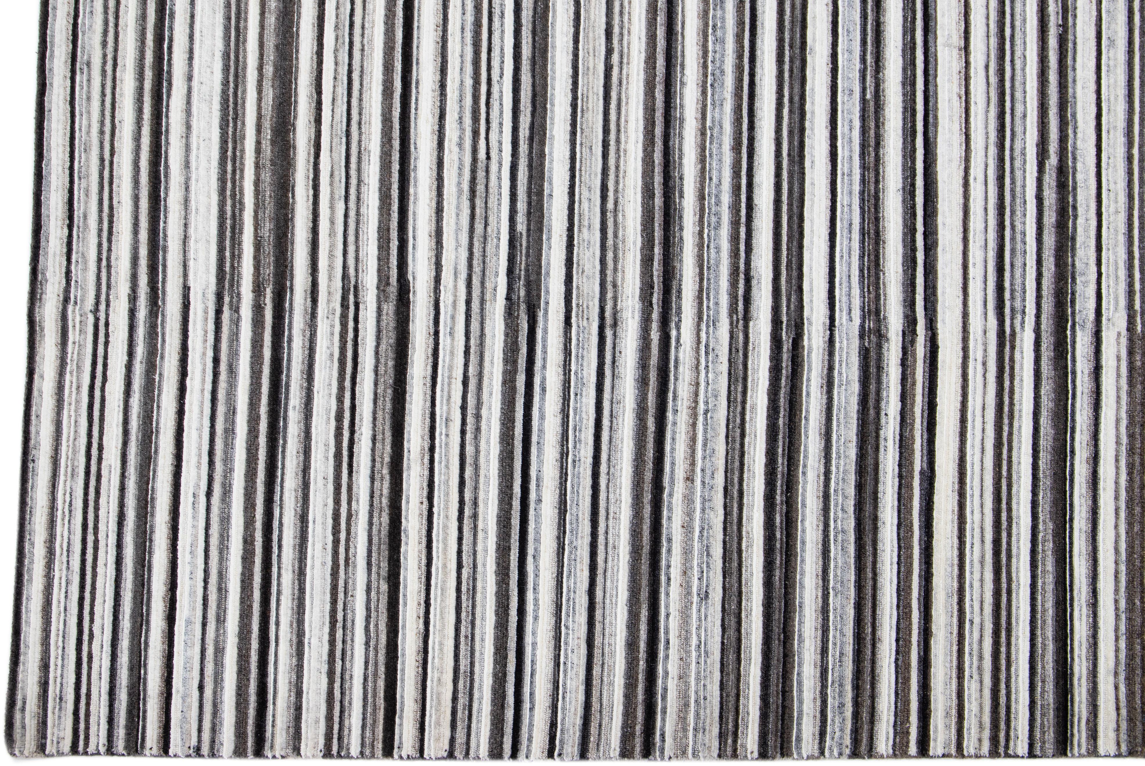 Gestreifter moderner Apadana's Groove Handgefertigter Bambus-/Silberteppich in Erdtönen im Zustand „Neu“ im Angebot in Norwalk, CT