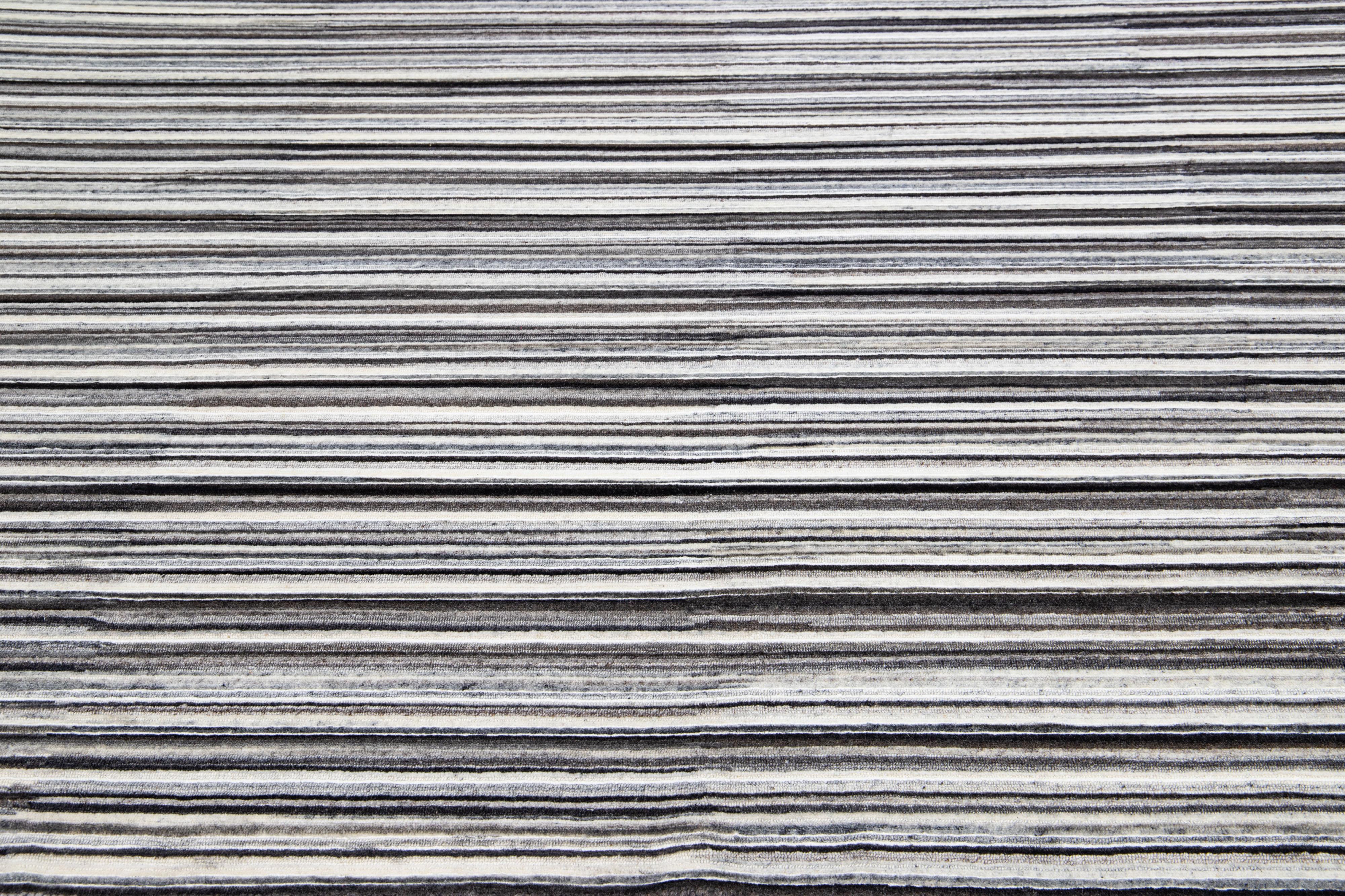 Gestreifter moderner Apadana's Groove Handgefertigter Bambus-/Silberteppich in Erdtönen (21. Jahrhundert und zeitgenössisch) im Angebot