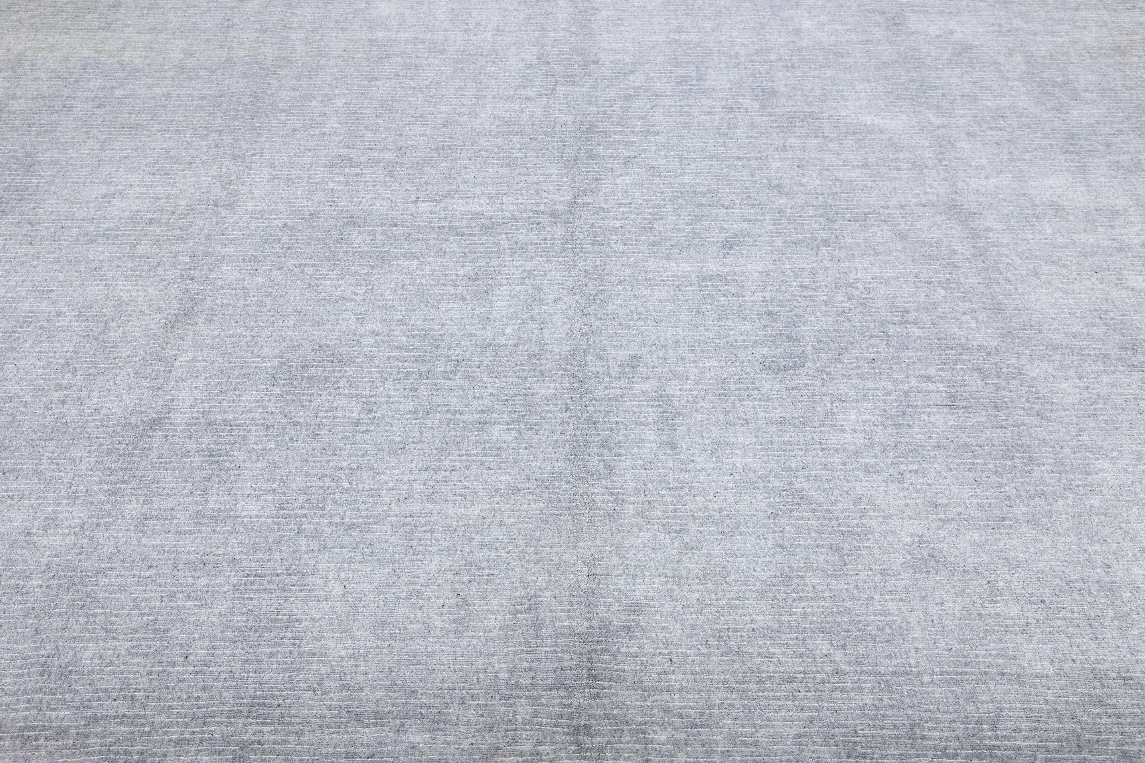 Schöne Apadana's handgefertigte Bambus & Seide indischen Rillen Teppich mit grauen Farben Feld. Dieser Teppich aus der Groove Collection hat ein durchgehendes Streifendesign.

Dieser Teppich misst 9'1